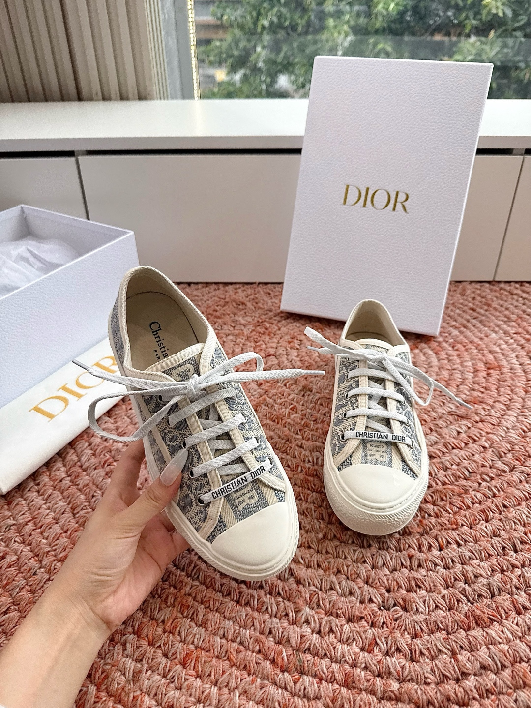🌾薄底代购级G0133C'est Dior 迪奥 新色休闲运动鞋‘以牛皮革刺绣五角星设计轻盈透气。侧边的