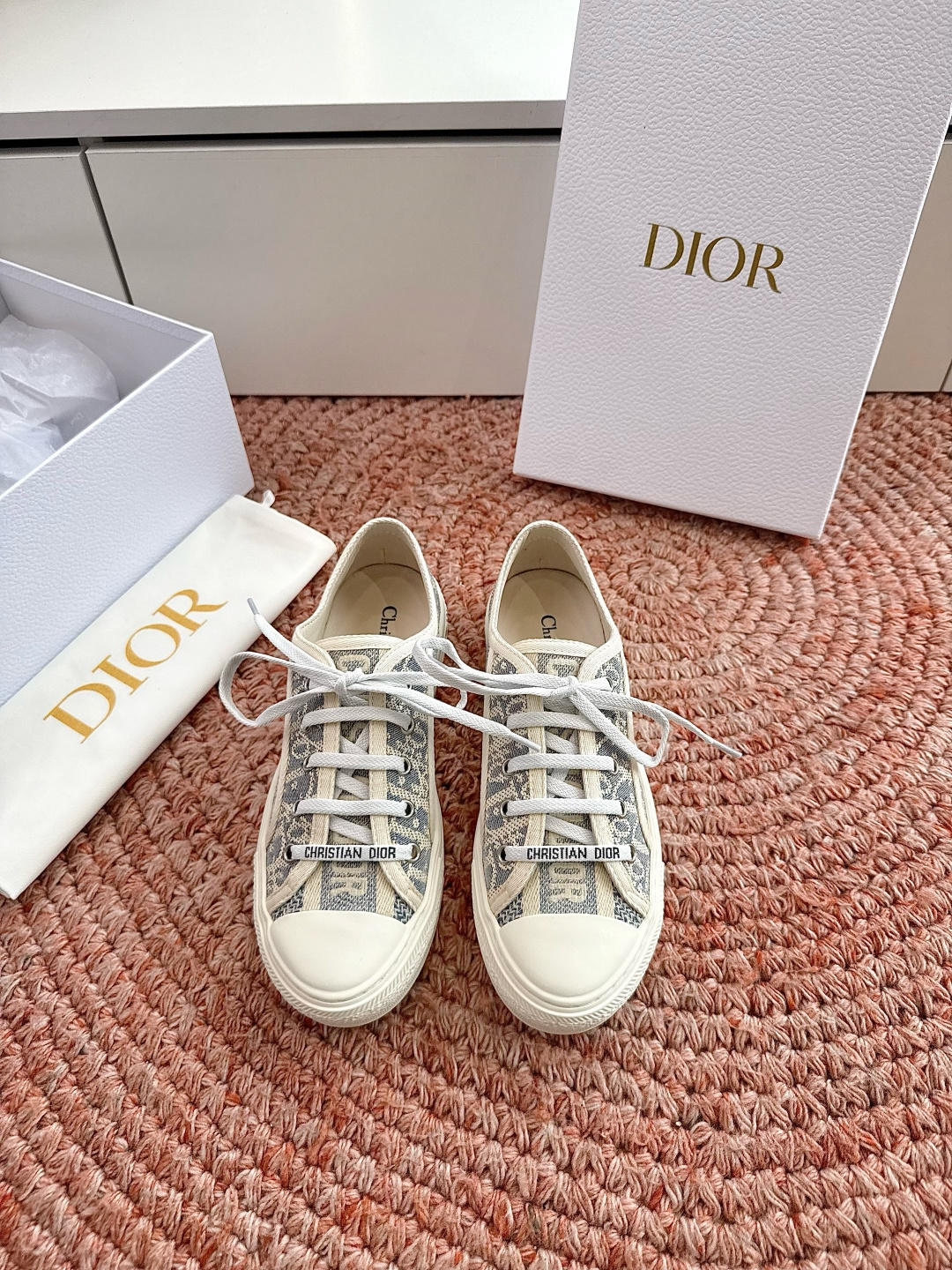 🌾薄底代购级G0133C'est Dior 迪奥 新色休闲运动鞋‘以牛皮革刺绣五角星设计轻盈透气。侧边的