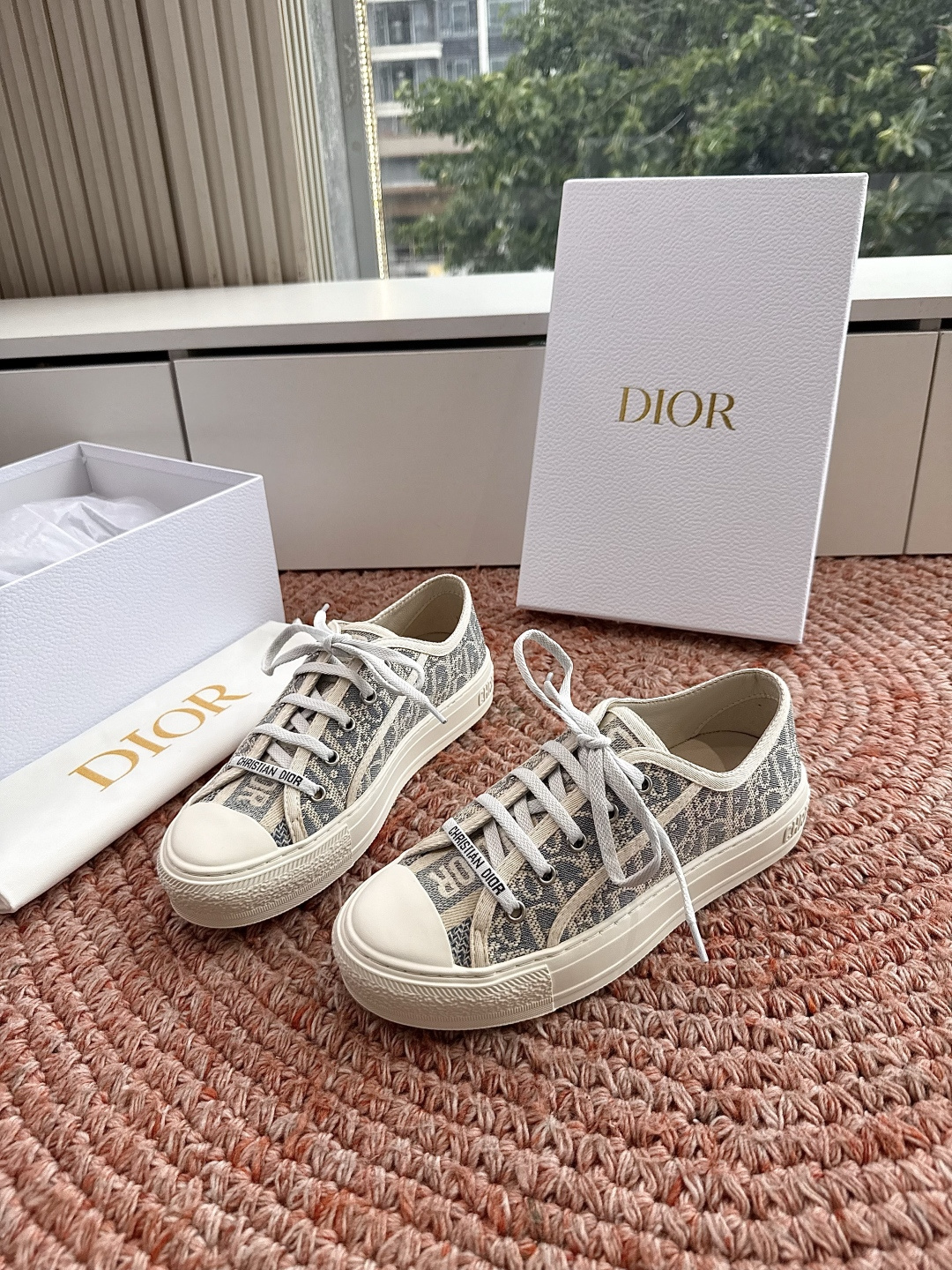 🌾薄底代购级G0133C'est Dior 迪奥 新色休闲运动鞋‘以牛皮革刺绣五角星设计轻盈透气。侧边的