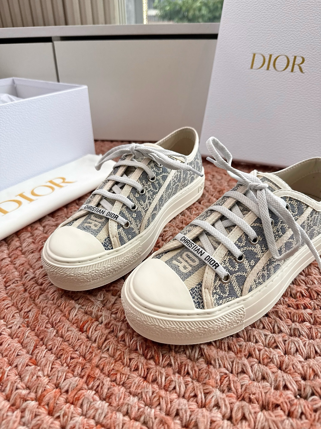 🌾薄底代购级G0133C'est Dior 迪奥 新色休闲运动鞋‘以牛皮革刺绣五角星设计轻盈透气。侧边的