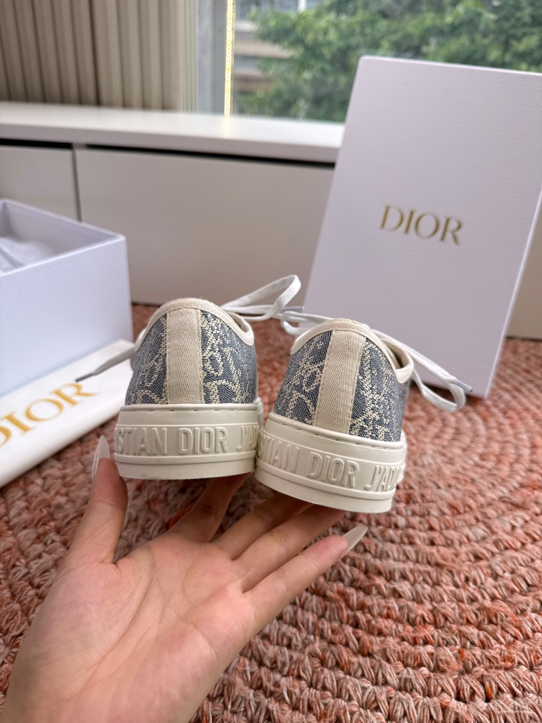 🌾薄底代购级G0133C'est Dior 迪奥 新色休闲运动鞋‘以牛皮革刺绣五角星设计轻盈透气。侧边的