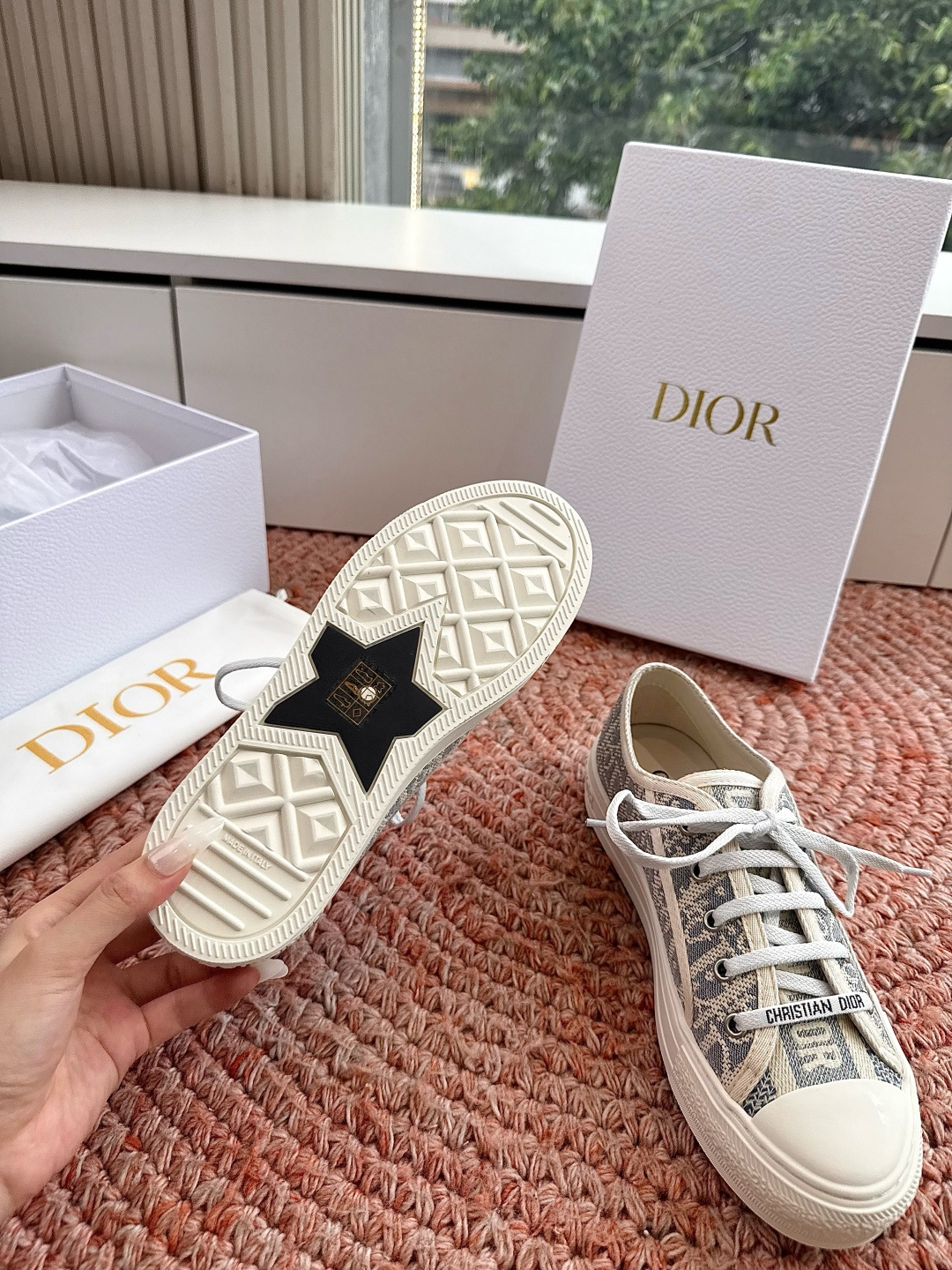 🌾薄底代购级G0133C'est Dior 迪奥 新色休闲运动鞋‘以牛皮革刺绣五角星设计轻盈透气。侧边的