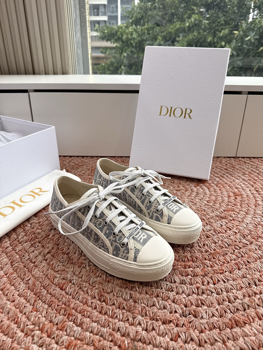 🌾薄底代购级G0133C'est Dior 迪奥 新色休闲运动鞋‘以牛皮革刺绣五角星设计轻盈透气。侧边的