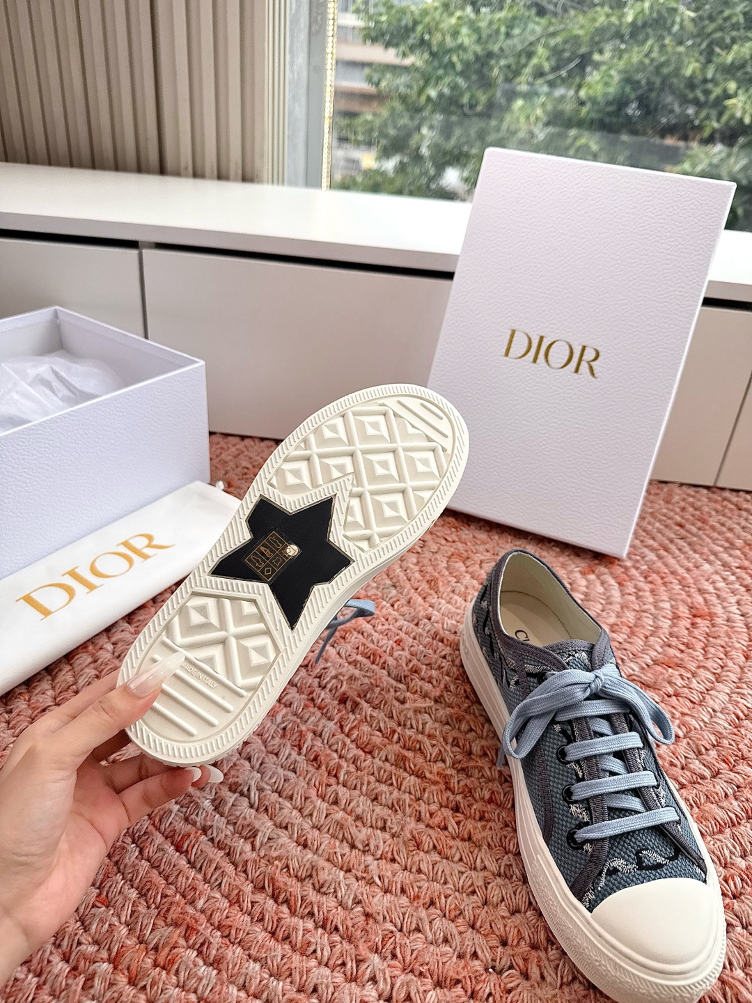 🌾薄底代购级G0133C'est Dior 迪奥 新色休闲运动鞋‘以牛皮革刺绣五角星设计轻盈透气。侧边的