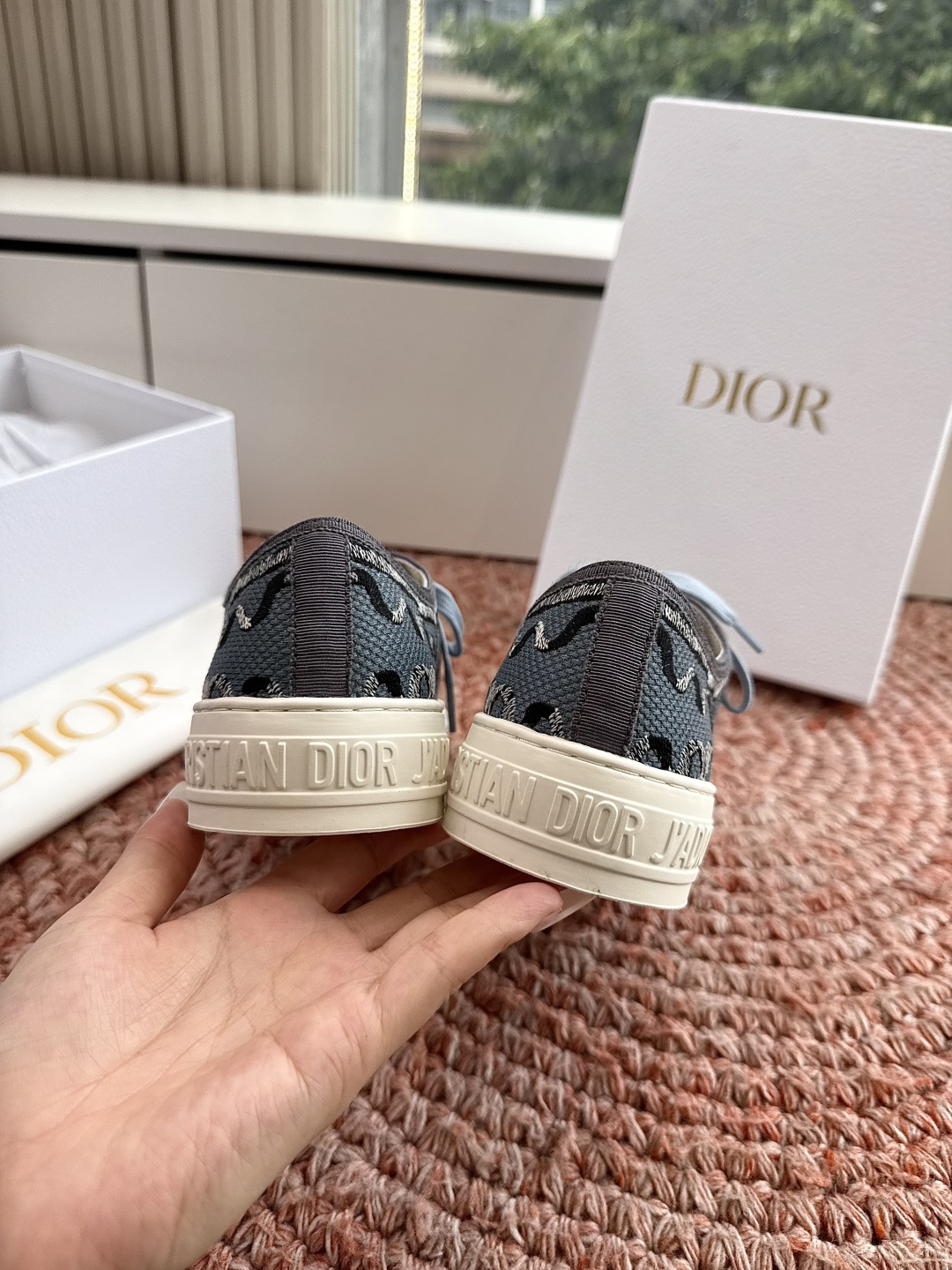 🌾薄底代购级G0133C'est Dior 迪奥 新色休闲运动鞋‘以牛皮革刺绣五角星设计轻盈透气。侧边的