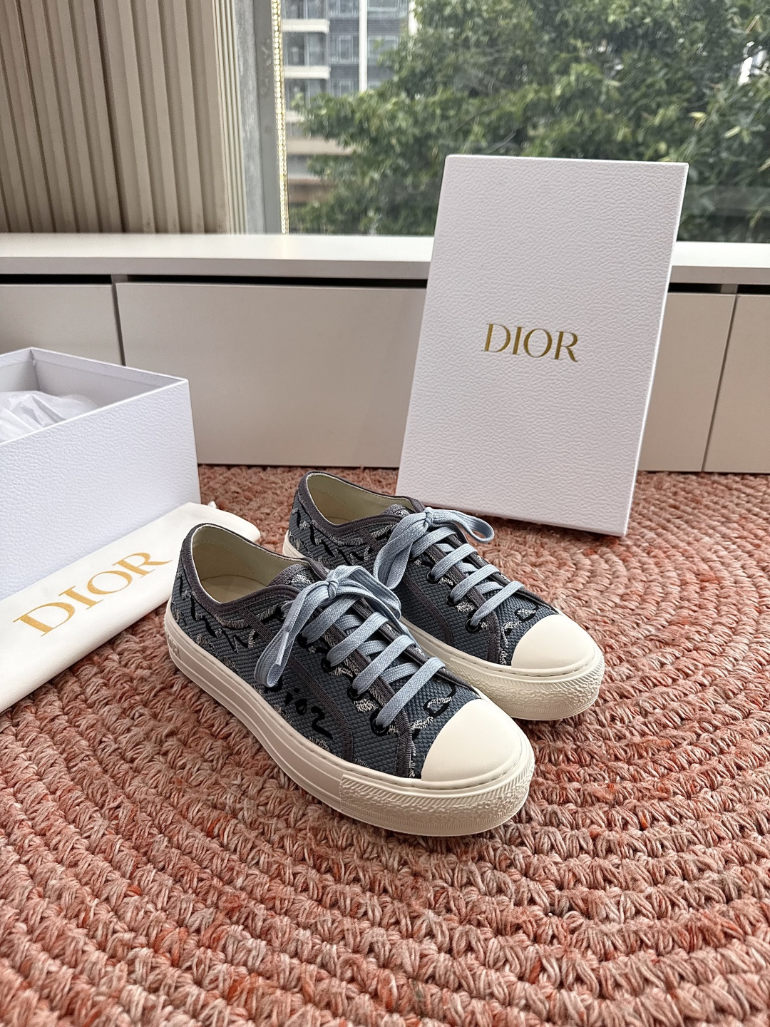 🌾薄底代购级G0133C'est Dior 迪奥 新色休闲运动鞋‘以牛皮革刺绣五角星设计轻盈透气。侧边的