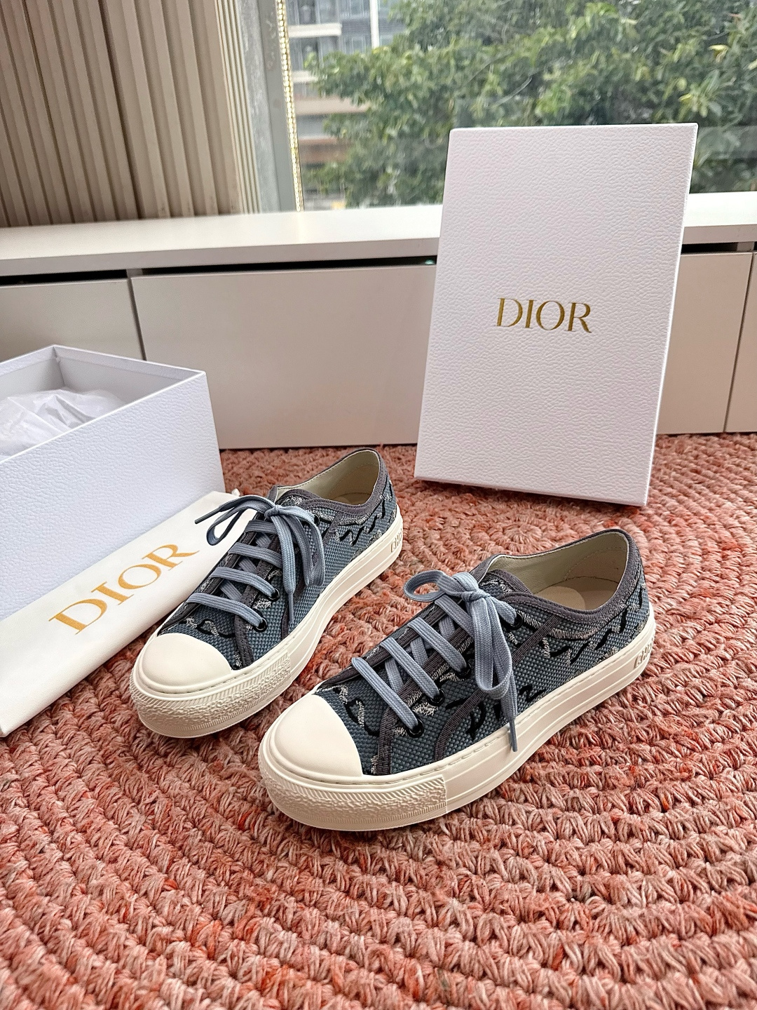 🌾薄底代购级G0133C'est Dior 迪奥 新色休闲运动鞋‘以牛皮革刺绣五角星设计轻盈透气。侧边的