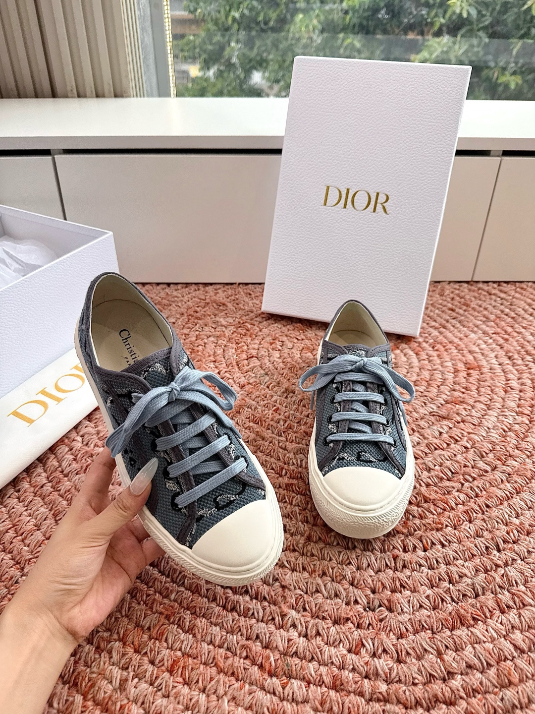 🌾薄底代购级G0133C'est Dior 迪奥 新色休闲运动鞋‘以牛皮革刺绣五角星设计轻盈透气。侧边的