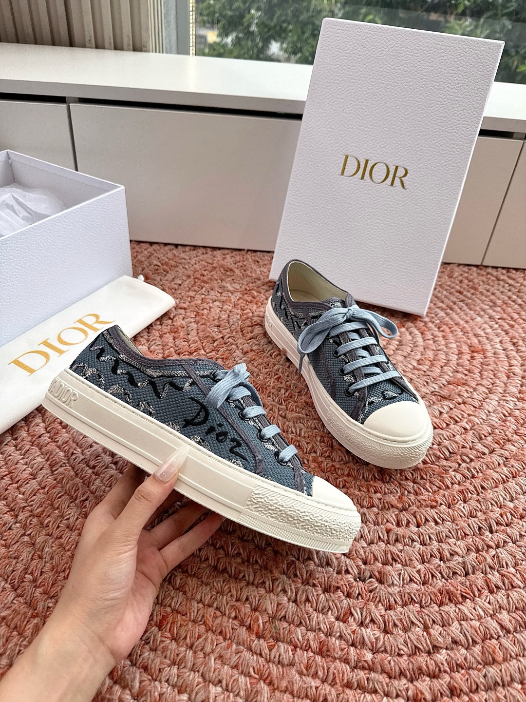 🌾薄底代购级G0133C'est Dior 迪奥 新色休闲运动鞋‘以牛皮革刺绣五角星设计轻盈透气。侧边的