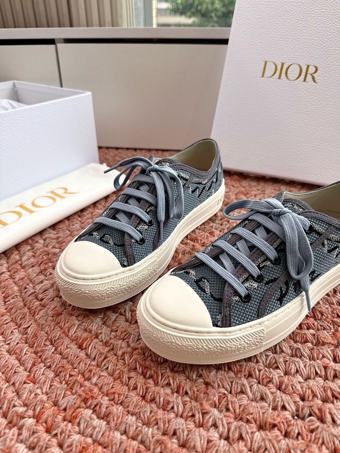 🌾薄底代购级G0133C'est Dior 迪奥 新色休闲运动鞋‘以牛皮革刺绣五角星设计轻盈透气。侧边的
