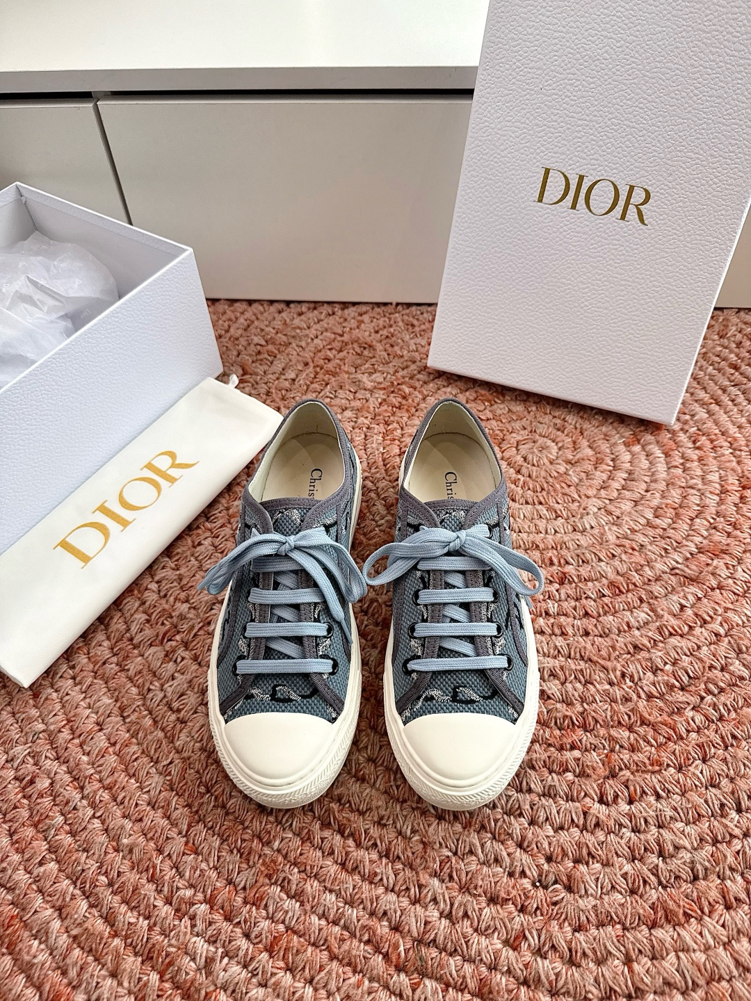 🌾薄底代购级G0133C'est Dior 迪奥 新色休闲运动鞋‘以牛皮革刺绣五角星设计轻盈透气。侧边的