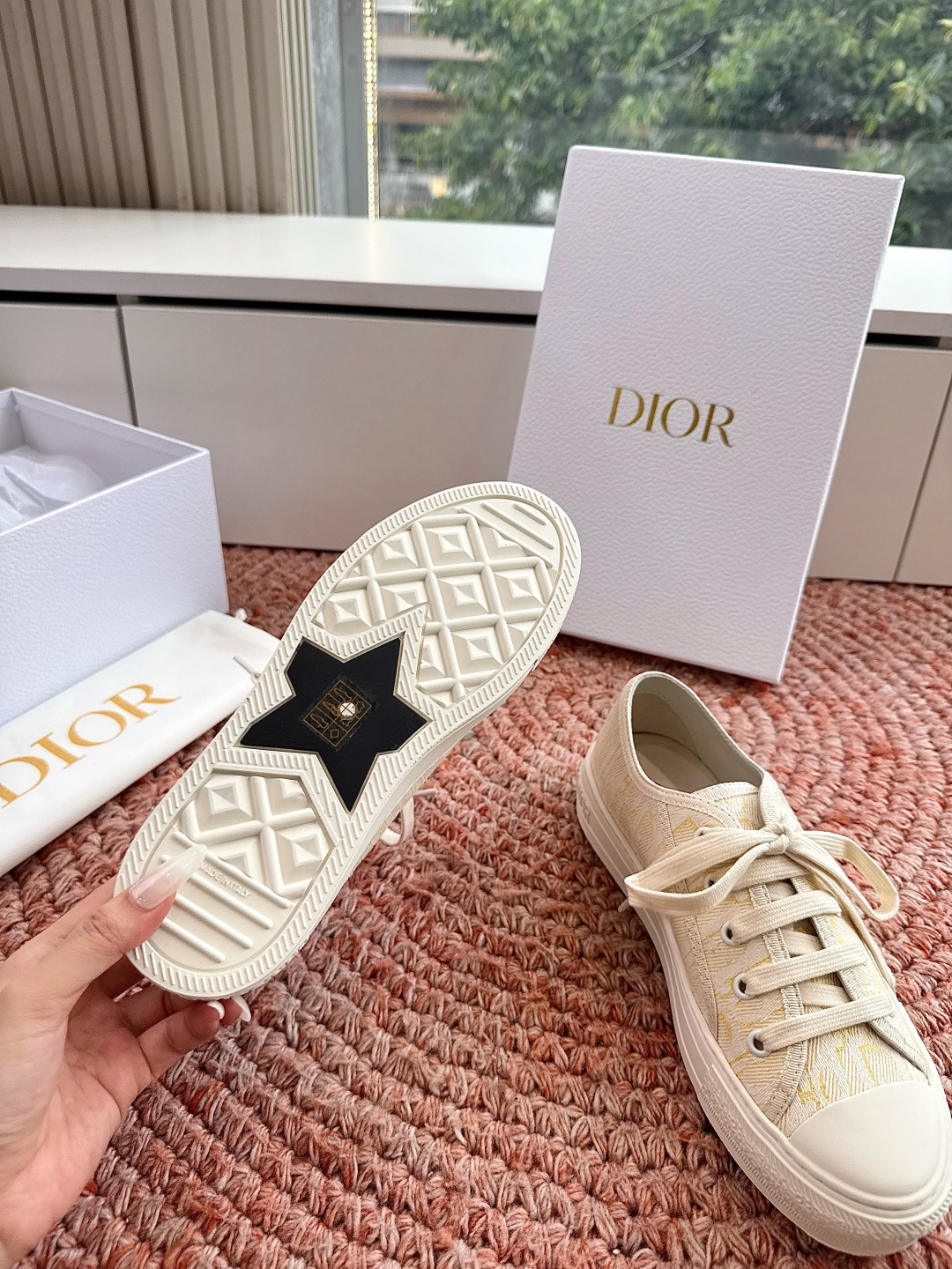🌾薄底代购级G0133C'est Dior 迪奥 新色休闲运动鞋‘以牛皮革刺绣五角星设计轻盈透气。侧边的