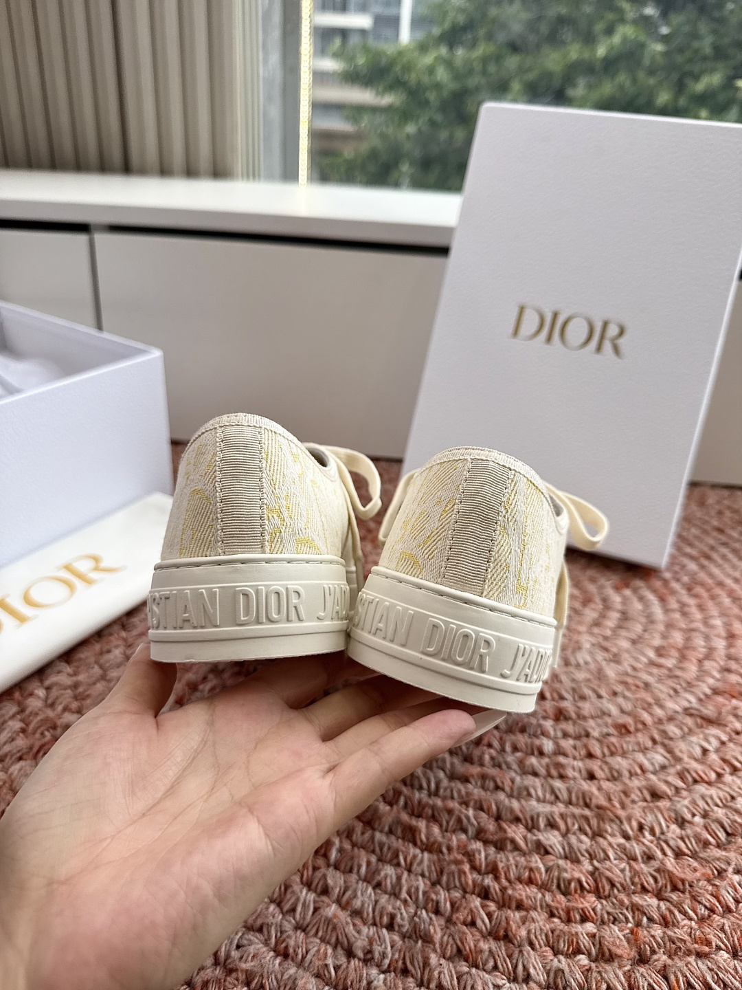 🌾薄底代购级G0133C'est Dior 迪奥 新色休闲运动鞋‘以牛皮革刺绣五角星设计轻盈透气。侧边的