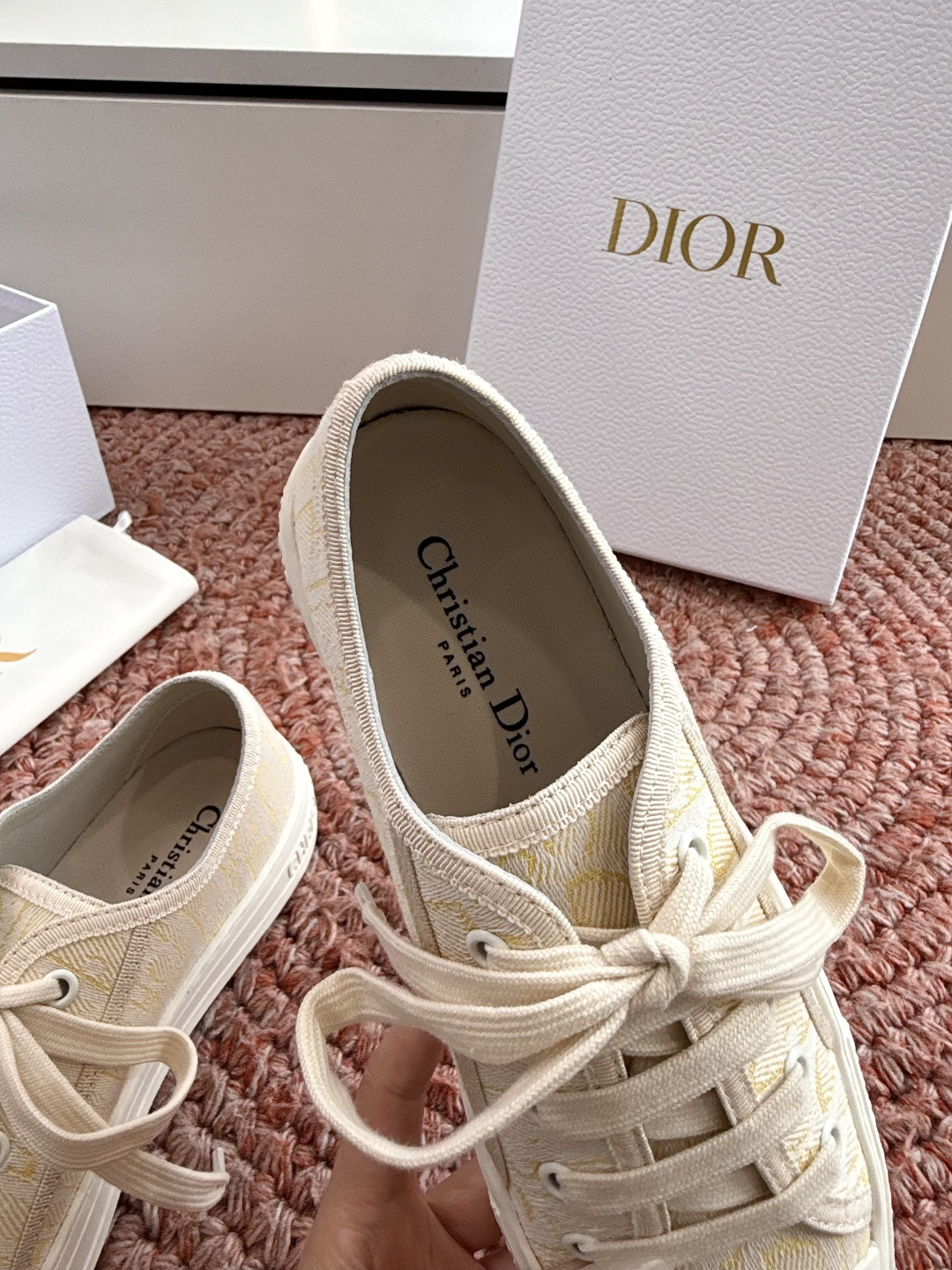 🌾薄底代购级G0133C'est Dior 迪奥 新色休闲运动鞋‘以牛皮革刺绣五角星设计轻盈透气。侧边的