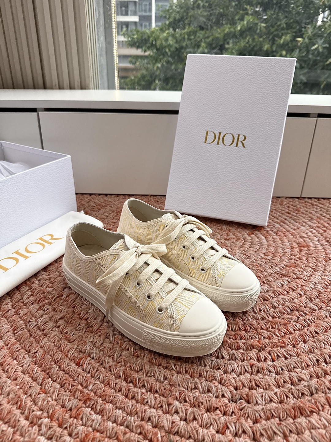 🌾薄底代购级G0133C'est Dior 迪奥 新色休闲运动鞋‘以牛皮革刺绣五角星设计轻盈透气。侧边的