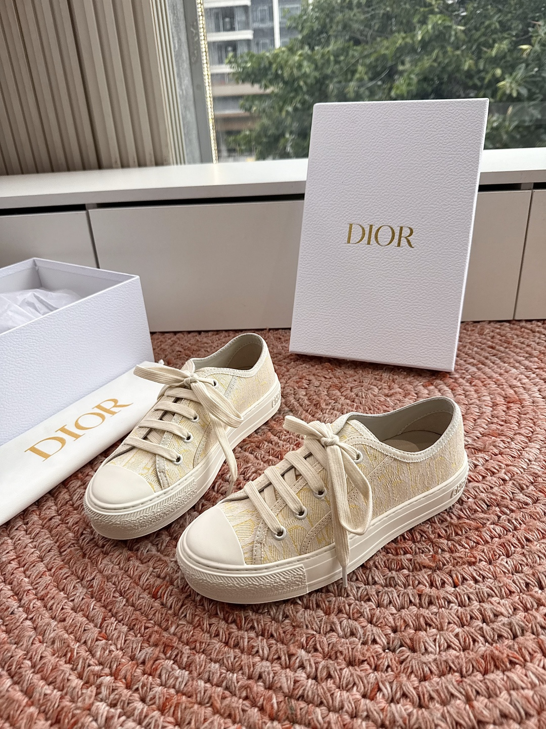 🌾薄底代购级G0133C'est Dior 迪奥 新色休闲运动鞋‘以牛皮革刺绣五角星设计轻盈透气。侧边的