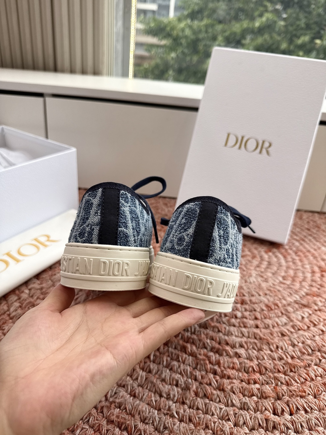 🌾薄底代购级G0133C'est Dior 迪奥 新色休闲运动鞋‘以牛皮革刺绣五角星设计轻盈透气。侧边的