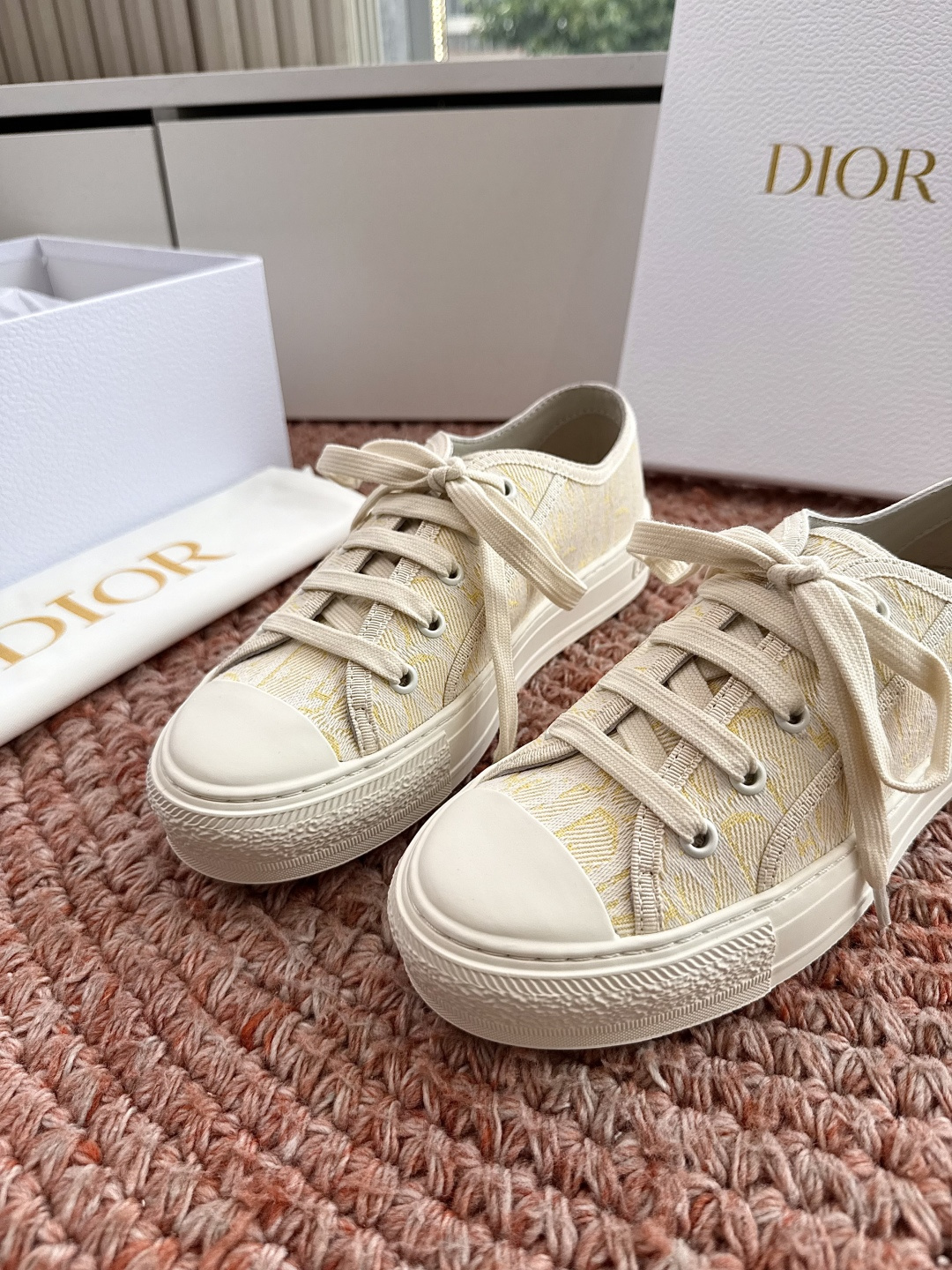 🌾薄底代购级G0133C'est Dior 迪奥 新色休闲运动鞋‘以牛皮革刺绣五角星设计轻盈透气。侧边的