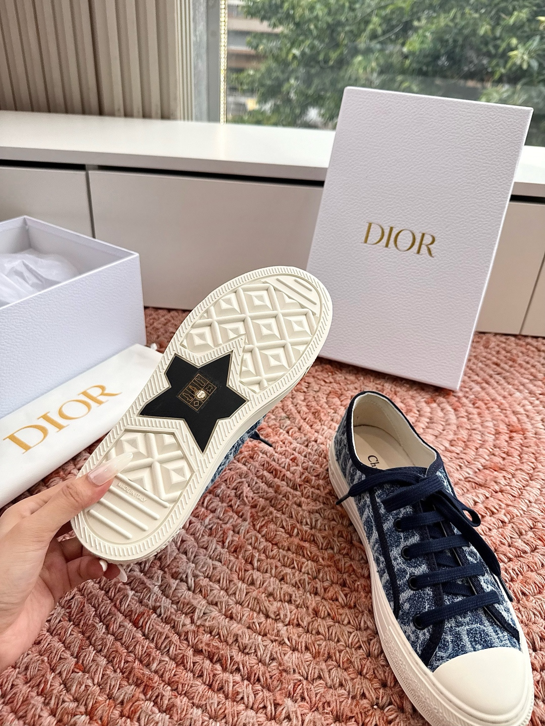 🌾薄底代购级G0133C'est Dior 迪奥 新色休闲运动鞋‘以牛皮革刺绣五角星设计轻盈透气。侧边的