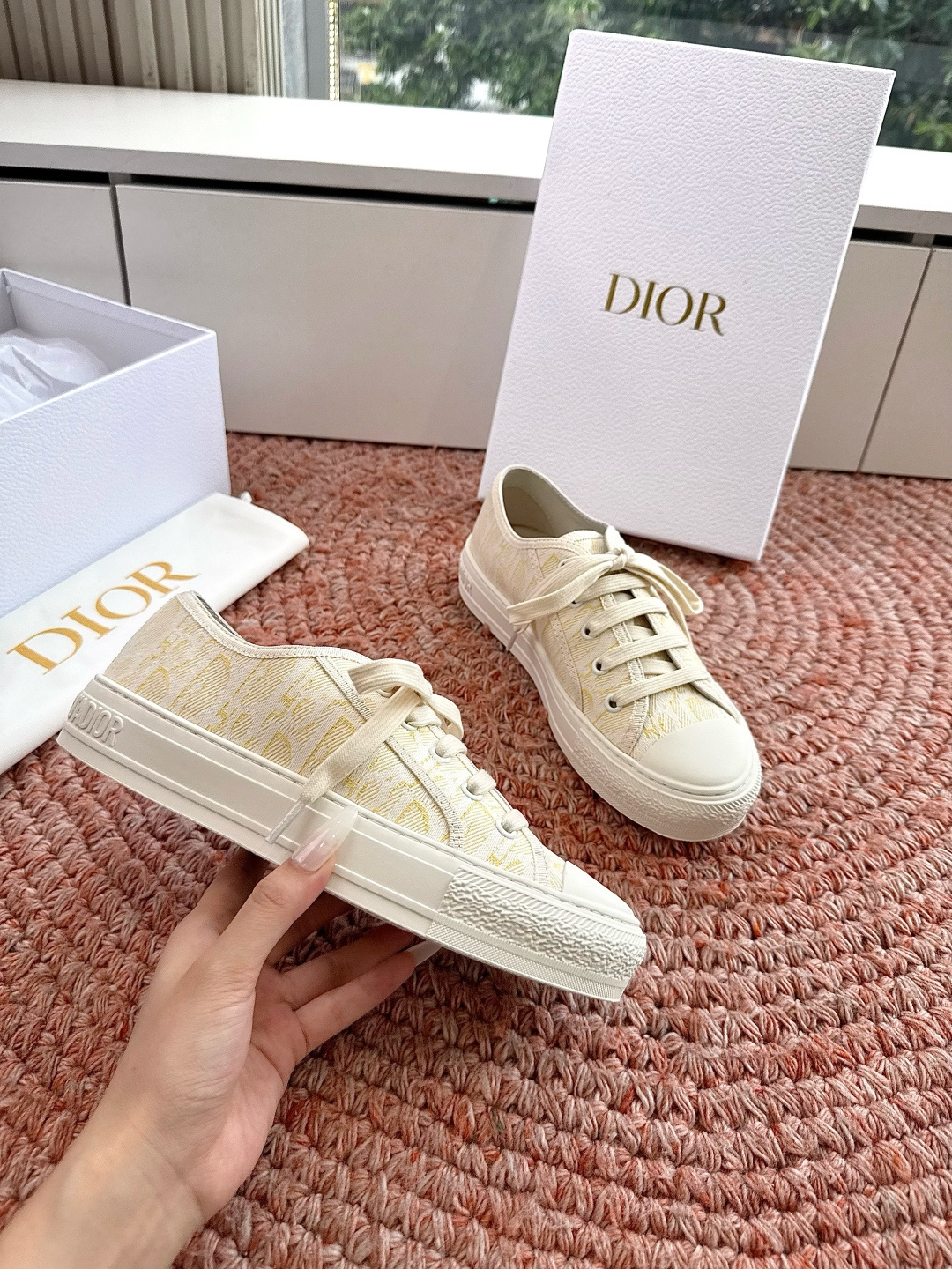 🌾薄底代购级G0133C'est Dior 迪奥 新色休闲运动鞋‘以牛皮革刺绣五角星设计轻盈透气。侧边的