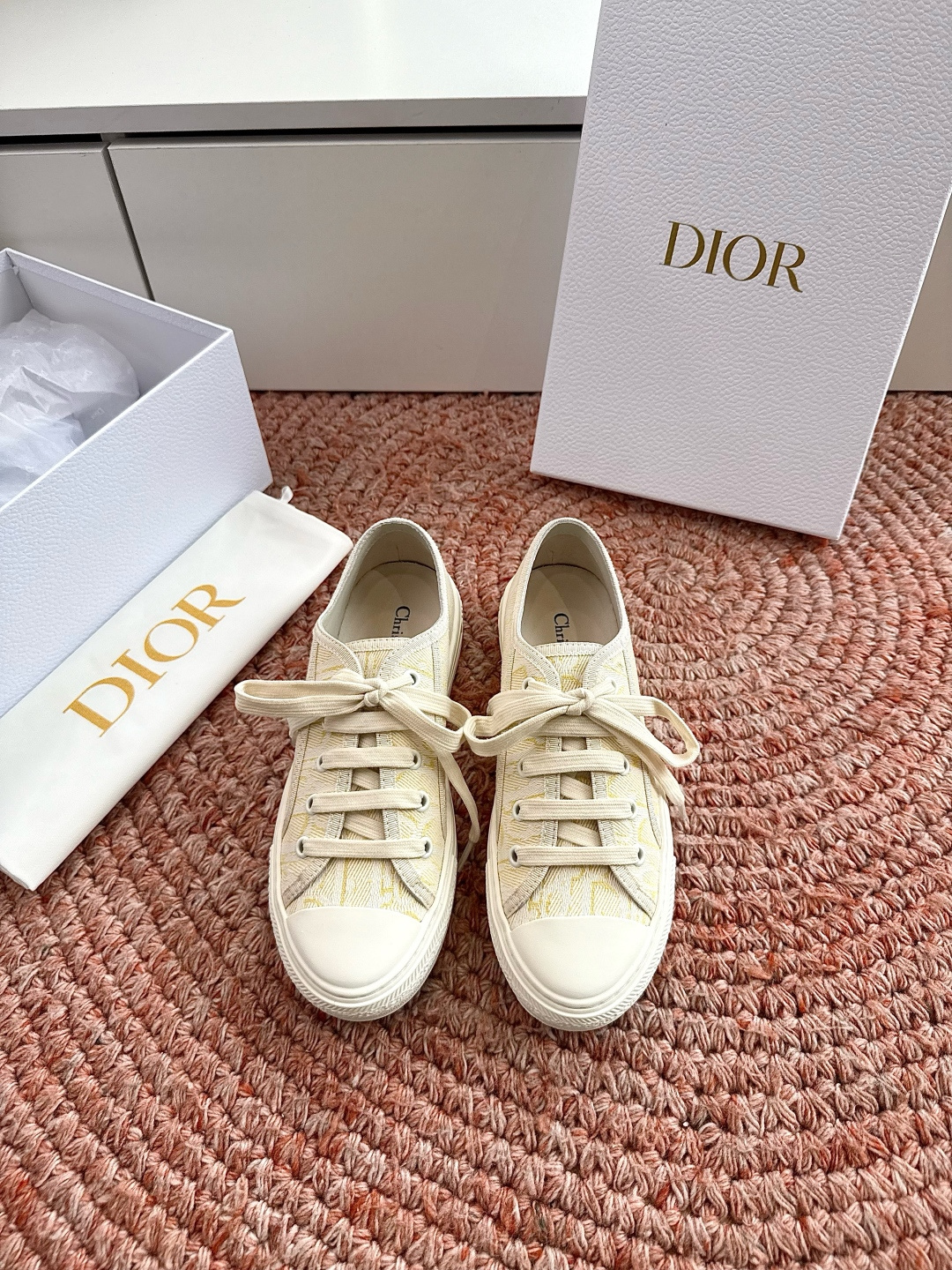 🌾薄底代购级G0133C'est Dior 迪奥 新色休闲运动鞋‘以牛皮革刺绣五角星设计轻盈透气。侧边的