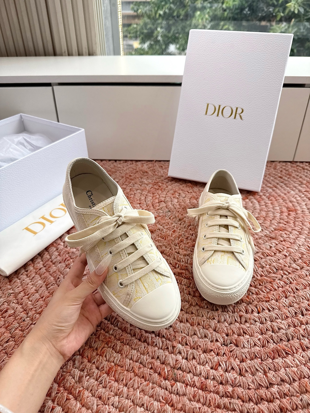 🌾薄底代购级G0133C'est Dior 迪奥 新色休闲运动鞋‘以牛皮革刺绣五角星设计轻盈透气。侧边的