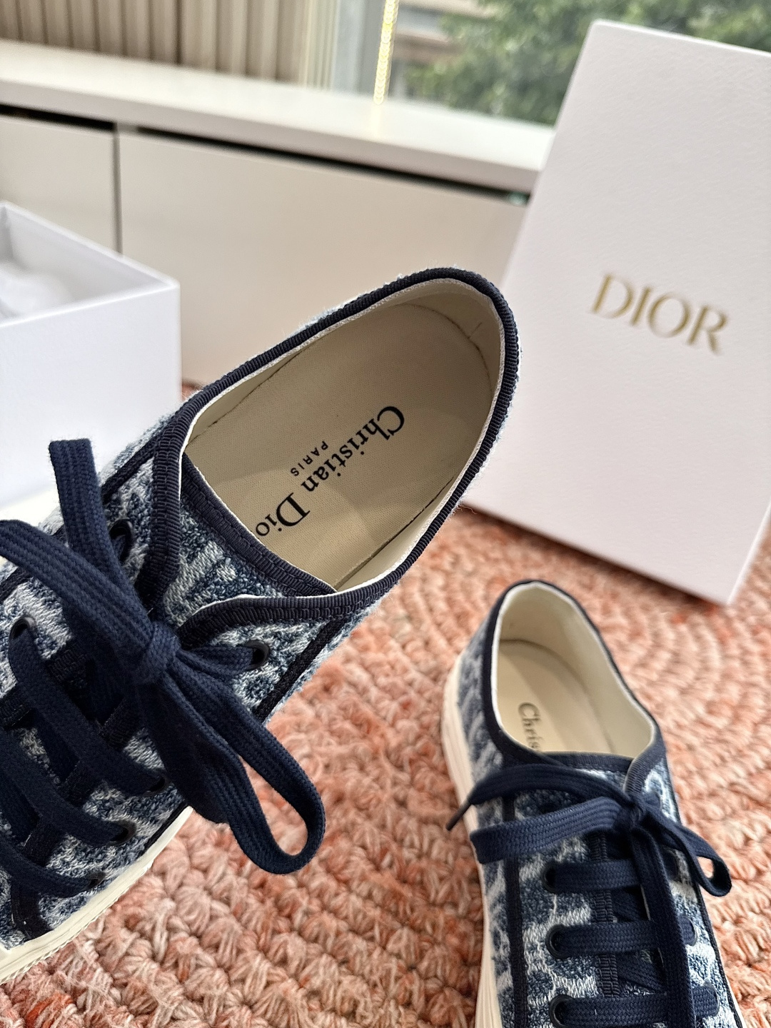 🌾薄底代购级G0133C'est Dior 迪奥 新色休闲运动鞋‘以牛皮革刺绣五角星设计轻盈透气。侧边的