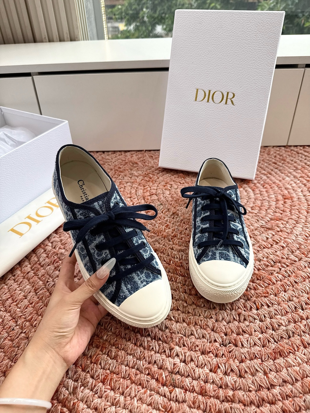 🌾薄底代购级G0133C'est Dior 迪奥 新色休闲运动鞋‘以牛皮革刺绣五角星设计轻盈透气。侧边的