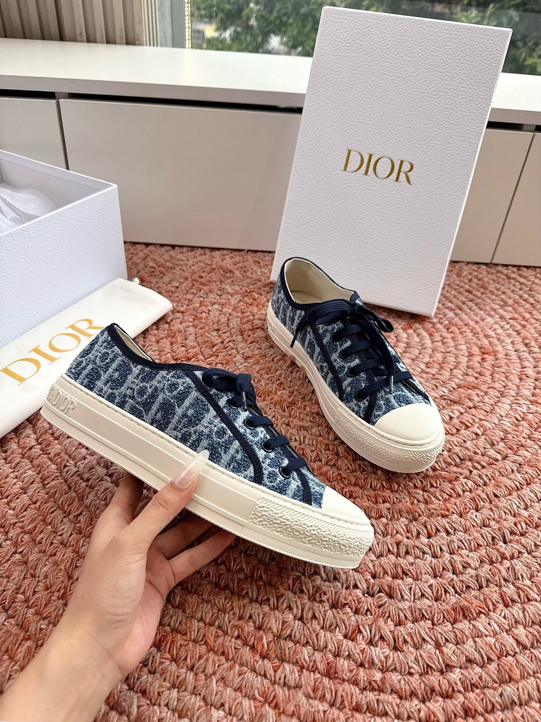 🌾薄底代购级G0133C'est Dior 迪奥 新色休闲运动鞋‘以牛皮革刺绣五角星设计轻盈透气。侧边的