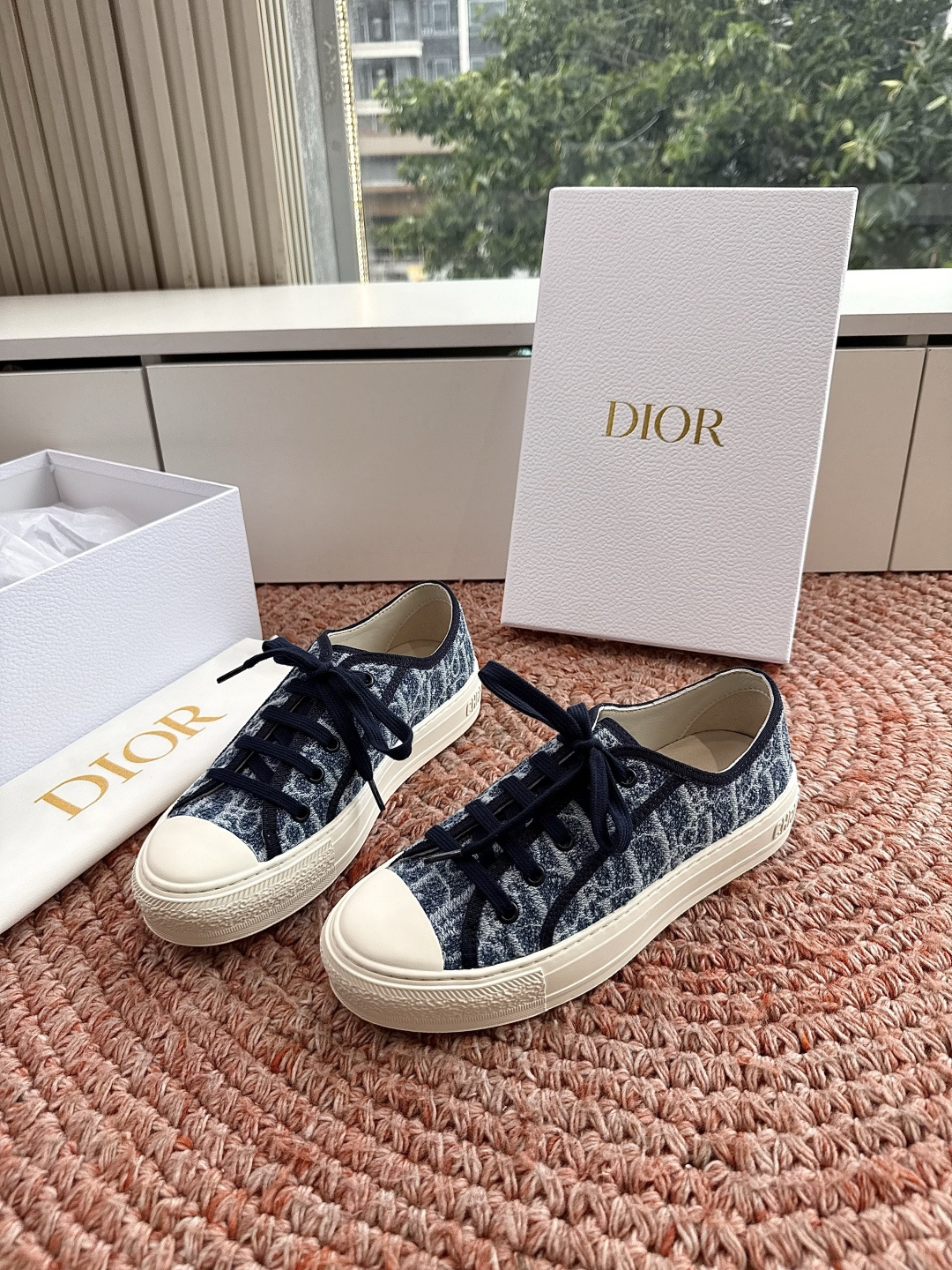 🌾薄底代购级G0133C'est Dior 迪奥 新色休闲运动鞋‘以牛皮革刺绣五角星设计轻盈透气。侧边的