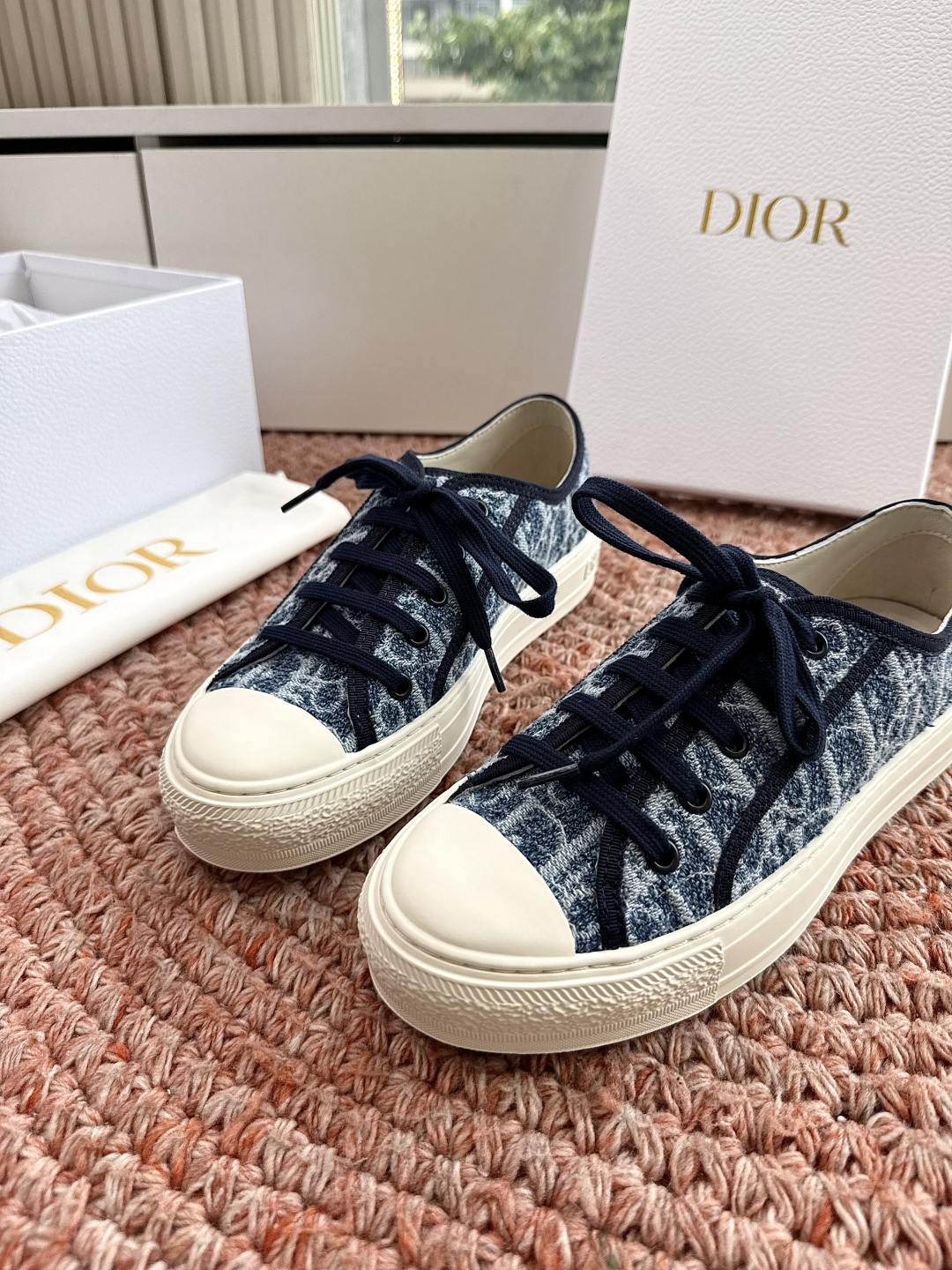 🌾薄底代购级G0133C'est Dior 迪奥 新色休闲运动鞋‘以牛皮革刺绣五角星设计轻盈透气。侧边的