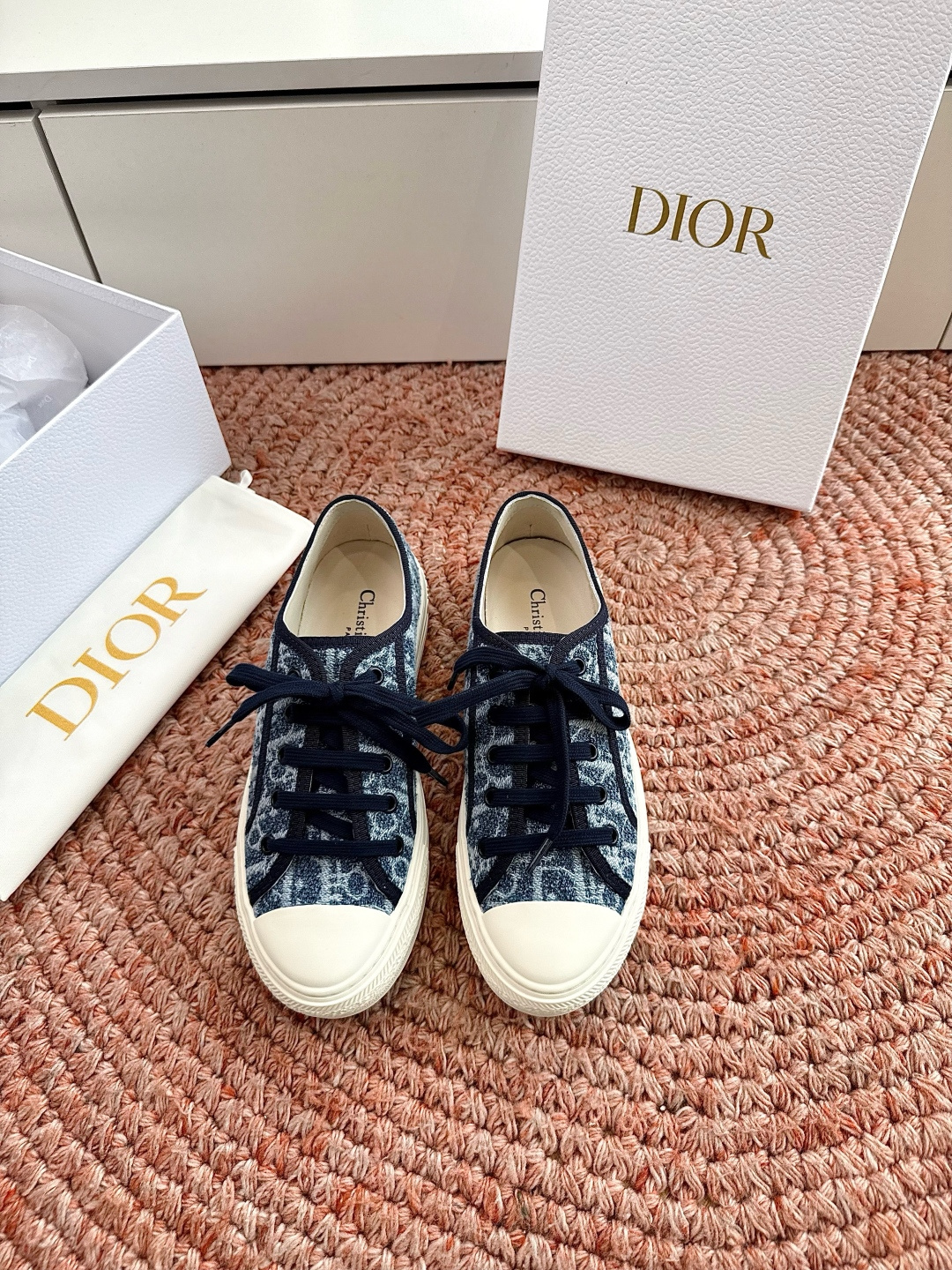 🌾薄底代购级G0133C'est Dior 迪奥 新色休闲运动鞋‘以牛皮革刺绣五角星设计轻盈透气。侧边的