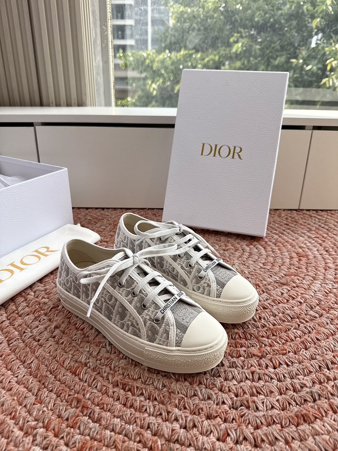 🌾薄底代购级G0133C'est Dior 迪奥 新色休闲运动鞋‘以牛皮革刺绣五角星设计轻盈透气。侧边的