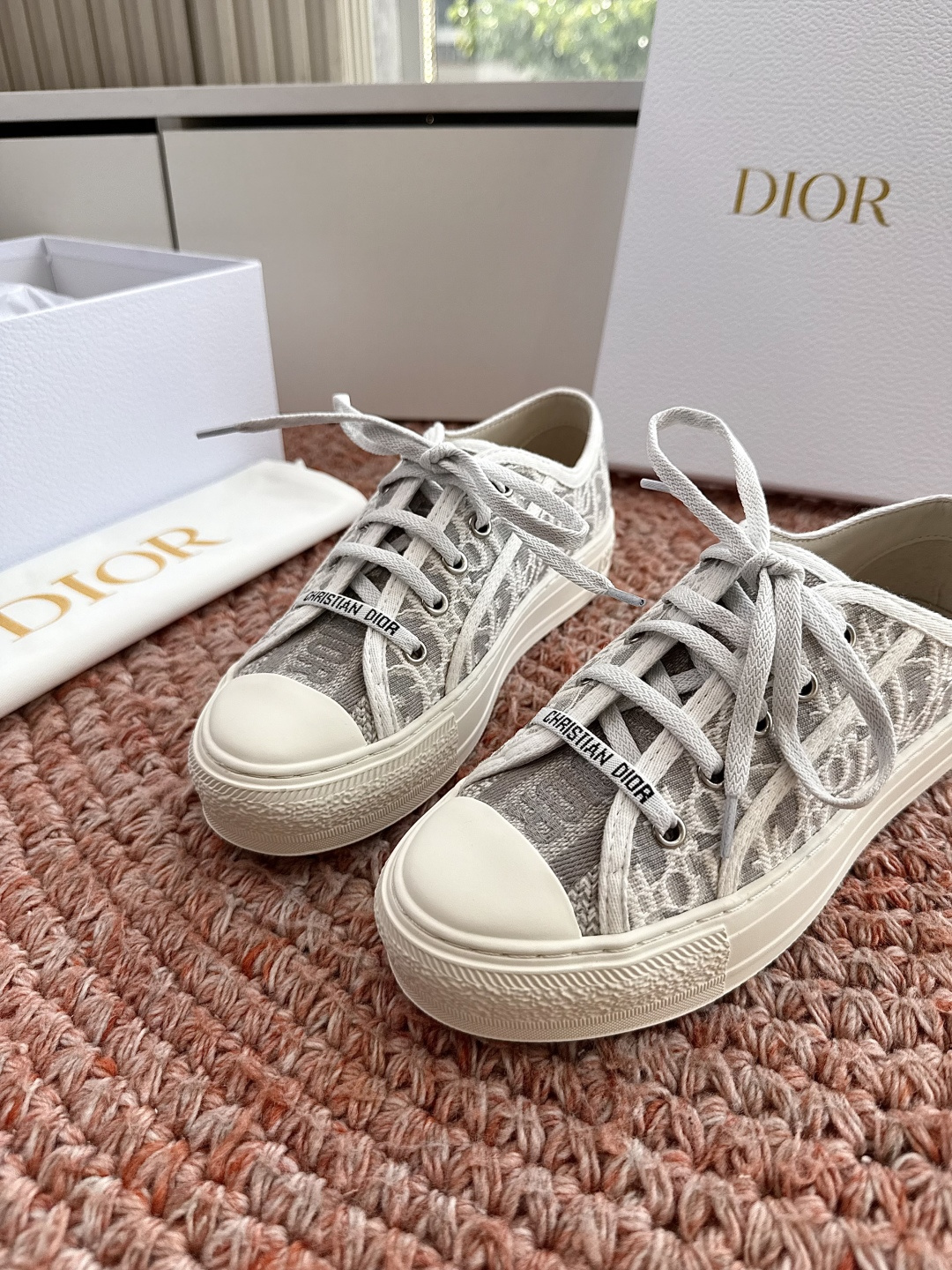 🌾薄底代购级G0133C'est Dior 迪奥 新色休闲运动鞋‘以牛皮革刺绣五角星设计轻盈透气。侧边的