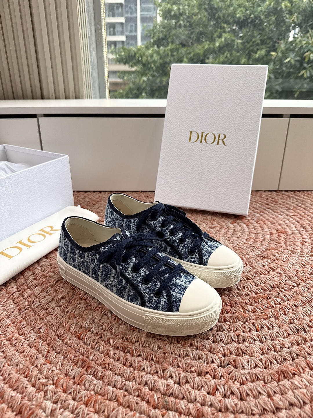🌾薄底代购级G0133C'est Dior 迪奥 新色休闲运动鞋‘以牛皮革刺绣五角星设计轻盈透气。侧边的