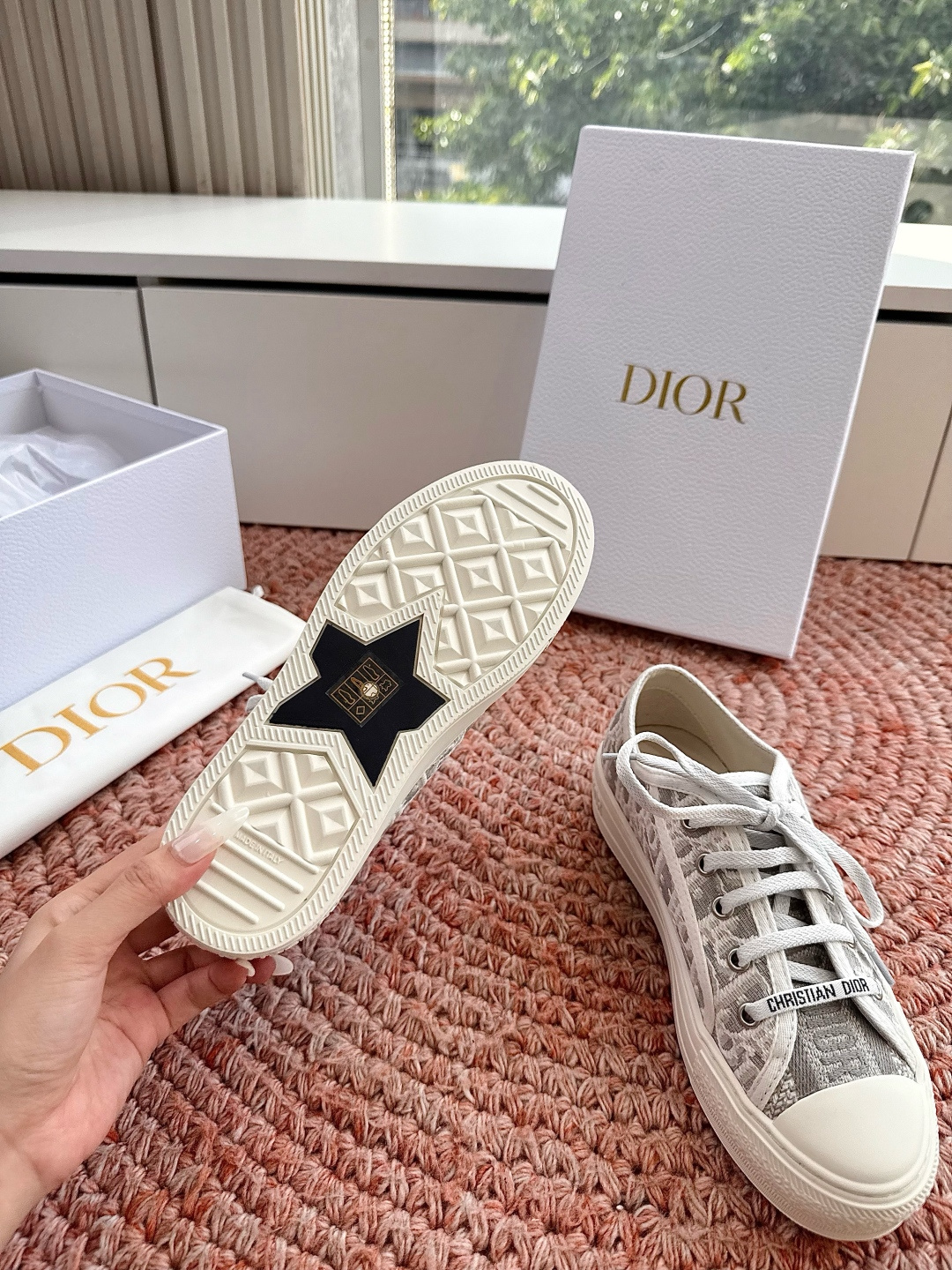 🌾薄底代购级G0133C'est Dior 迪奥 新色休闲运动鞋‘以牛皮革刺绣五角星设计轻盈透气。侧边的