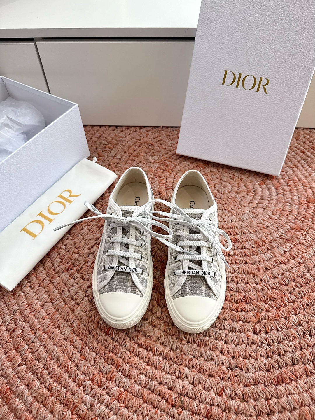 NO:874766,Dior Dior's new color casual sports shoes are designed with cow leather embroidered five-pointed stars, which are light and breathable. The CD letters on the side are very recognizable for Dior. The sports-style design combined with tassel details also adds a touch of elegance. Original upper fabric, original outsole, size 35-41 (40.41.42 customized, non-returnable and non-exchangeable), casual shoes/sports shoes, dior, dior, sneakers, cowhide19860909Dior 迪奥 新色休闲运动鞋‘以牛皮革刺绣五角星设计轻盈透气.侧边的CD字母非常有Dior辩识度,运动风设计融合流苏细节也增添了一丝优雅气质 鞋面原版面料 鞋底原版大底 尺码35-41(40.41.42定制不退不换),休闲鞋/运动鞋,dior,dior,sneakers,cowhide,Women's Shoes