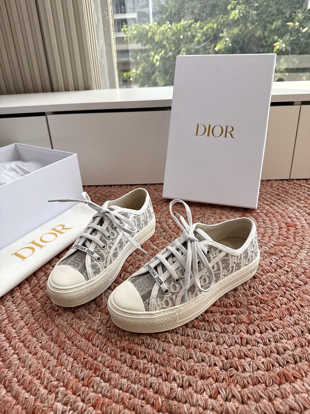 🌾薄底代购级G0133C'est Dior 迪奥 新色休闲运动鞋‘以牛皮革刺绣五角星设计轻盈透气。侧边的
