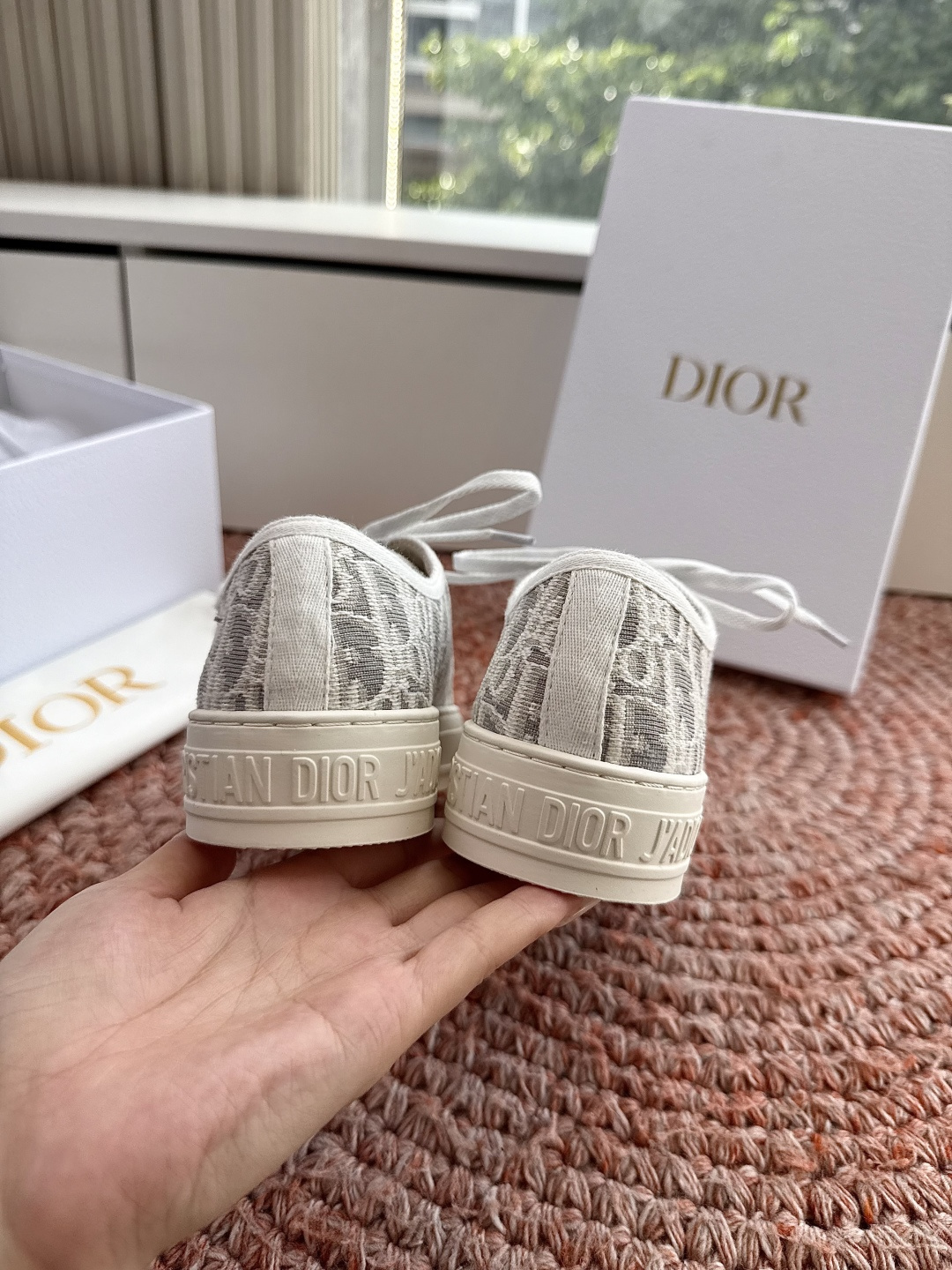 🌾薄底代购级G0133C'est Dior 迪奥 新色休闲运动鞋‘以牛皮革刺绣五角星设计轻盈透气。侧边的