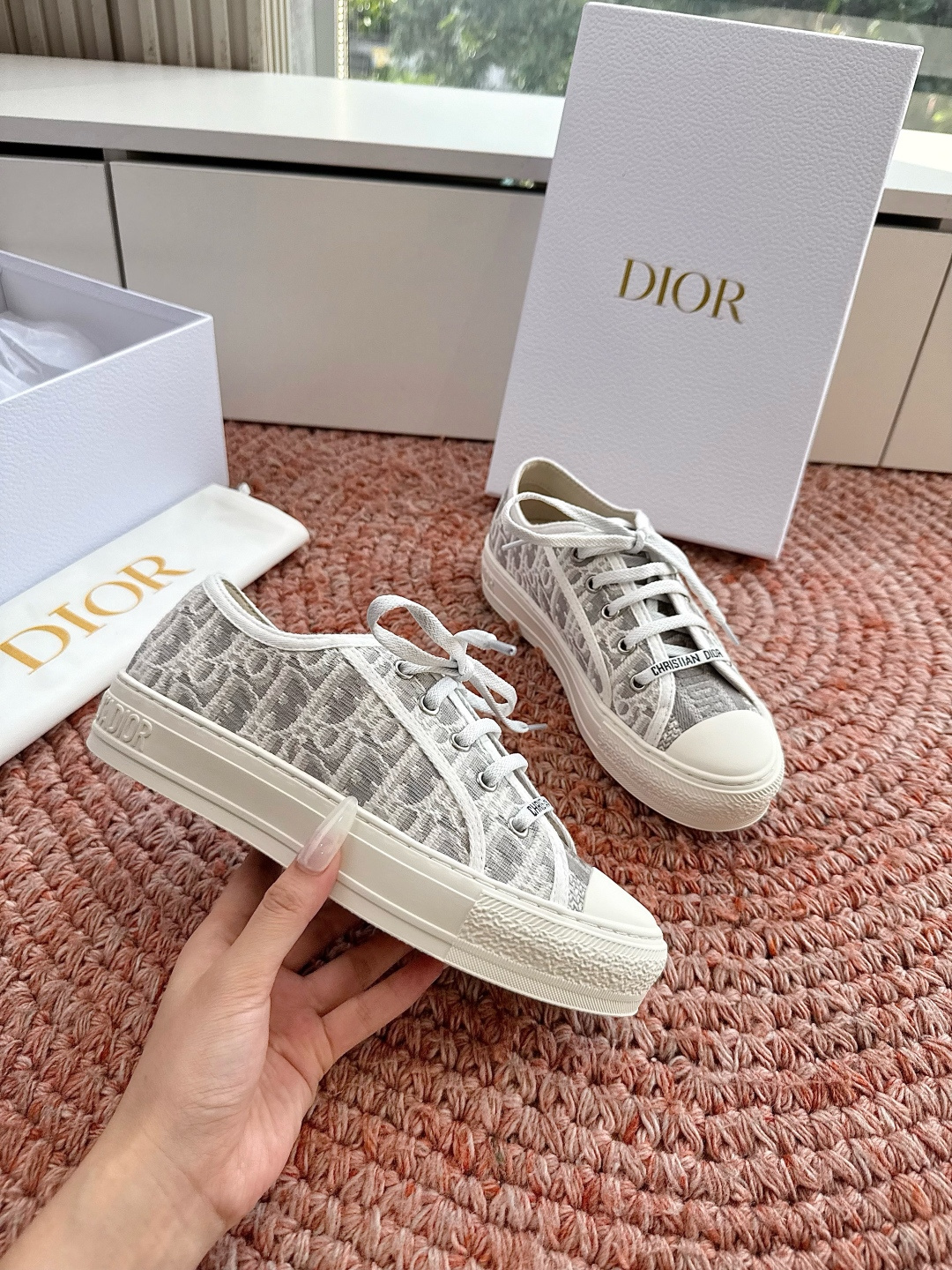 🌾薄底代购级G0133C'est Dior 迪奥 新色休闲运动鞋‘以牛皮革刺绣五角星设计轻盈透气。侧边的