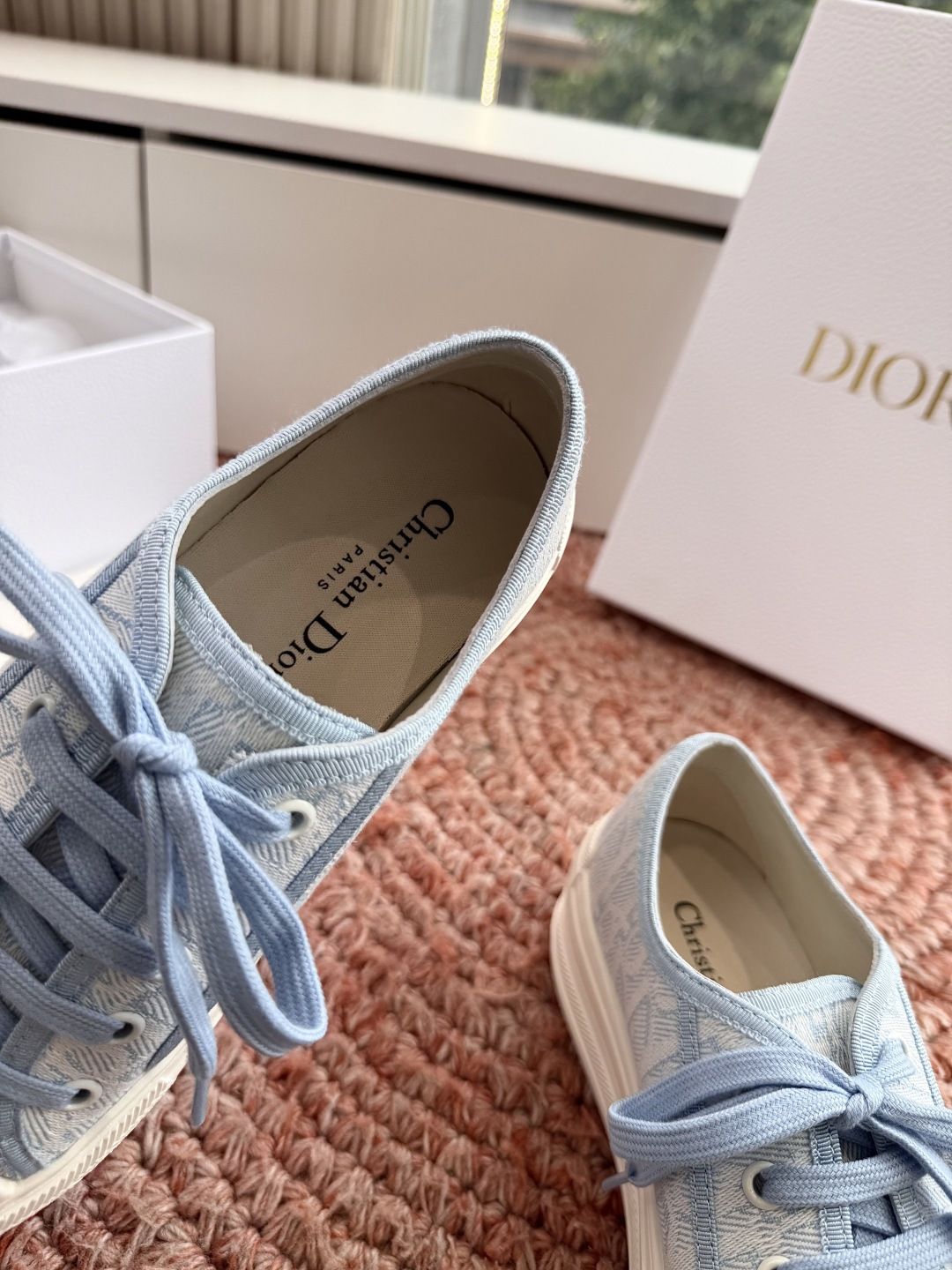 🌾厚底 代购级G0133C'est Dior 迪奥 新色休闲运动鞋‘以牛皮革刺绣五角星设计轻盈透气。侧边