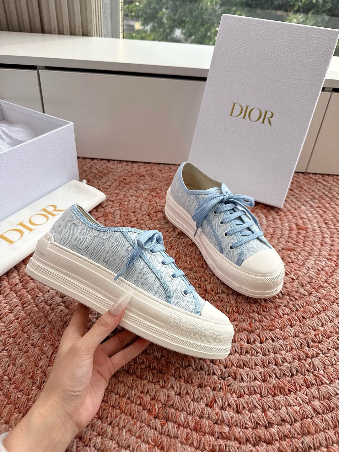 🌾厚底 代购级G0133C'est Dior 迪奥 新色休闲运动鞋‘以牛皮革刺绣五角星设计轻盈透气。侧边