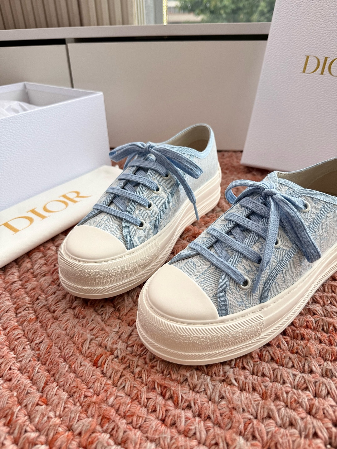 🌾厚底 代购级G0133C'est Dior 迪奥 新色休闲运动鞋‘以牛皮革刺绣五角星设计轻盈透气。侧边