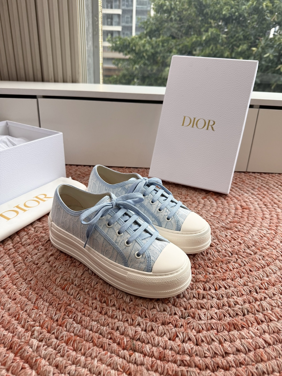 🌾厚底 代购级G0133C'est Dior 迪奥 新色休闲运动鞋‘以牛皮革刺绣五角星设计轻盈透气。侧边