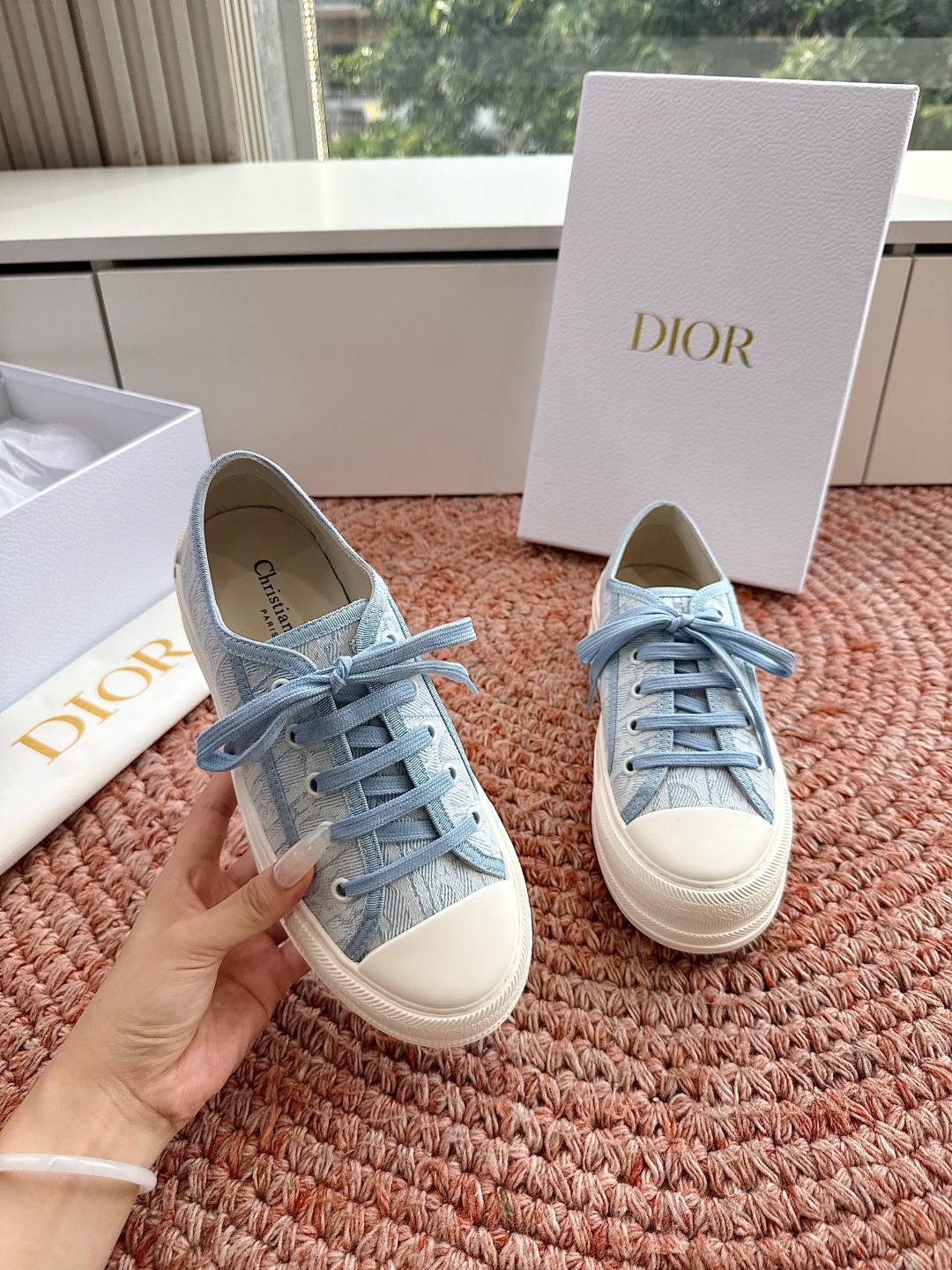 🌾厚底 代购级G0133C'est Dior 迪奥 新色休闲运动鞋‘以牛皮革刺绣五角星设计轻盈透气。侧边