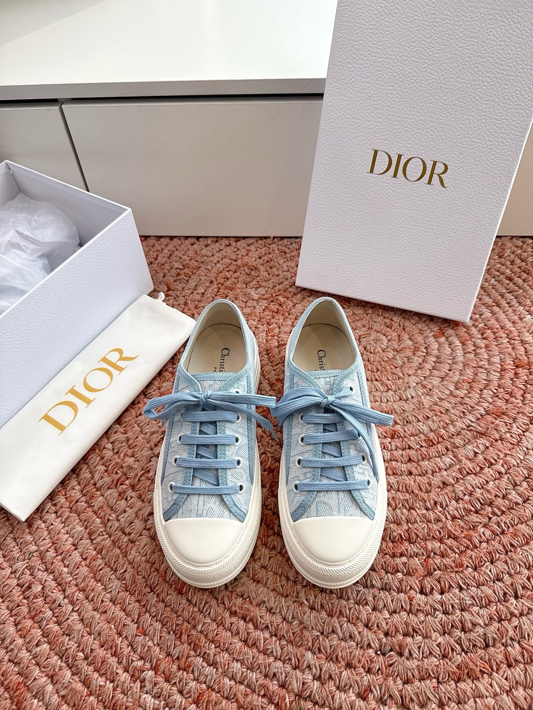 🌾厚底 代购级G0133C'est Dior 迪奥 新色休闲运动鞋‘以牛皮革刺绣五角星设计轻盈透气。侧边