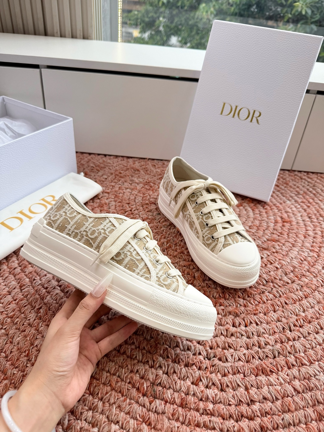 🌾厚底 代购级G0133C'est Dior 迪奥 新色休闲运动鞋‘以牛皮革刺绣五角星设计轻盈透气。侧边