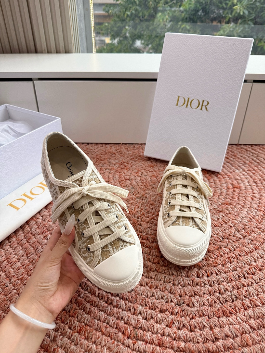 🌾厚底 代购级G0133C'est Dior 迪奥 新色休闲运动鞋‘以牛皮革刺绣五角星设计轻盈透气。侧边
