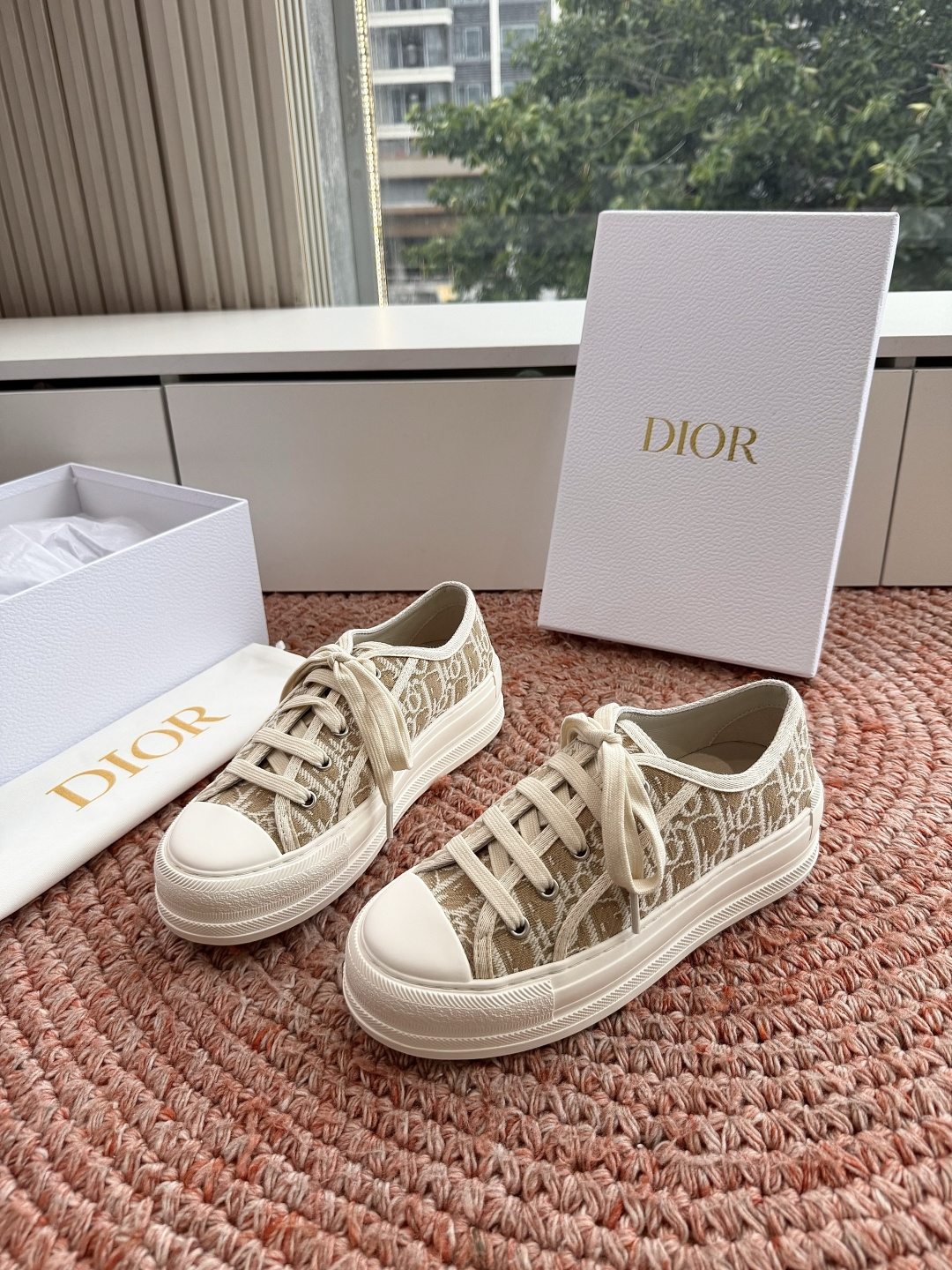 🌾厚底 代购级G0133C'est Dior 迪奥 新色休闲运动鞋‘以牛皮革刺绣五角星设计轻盈透气。侧边