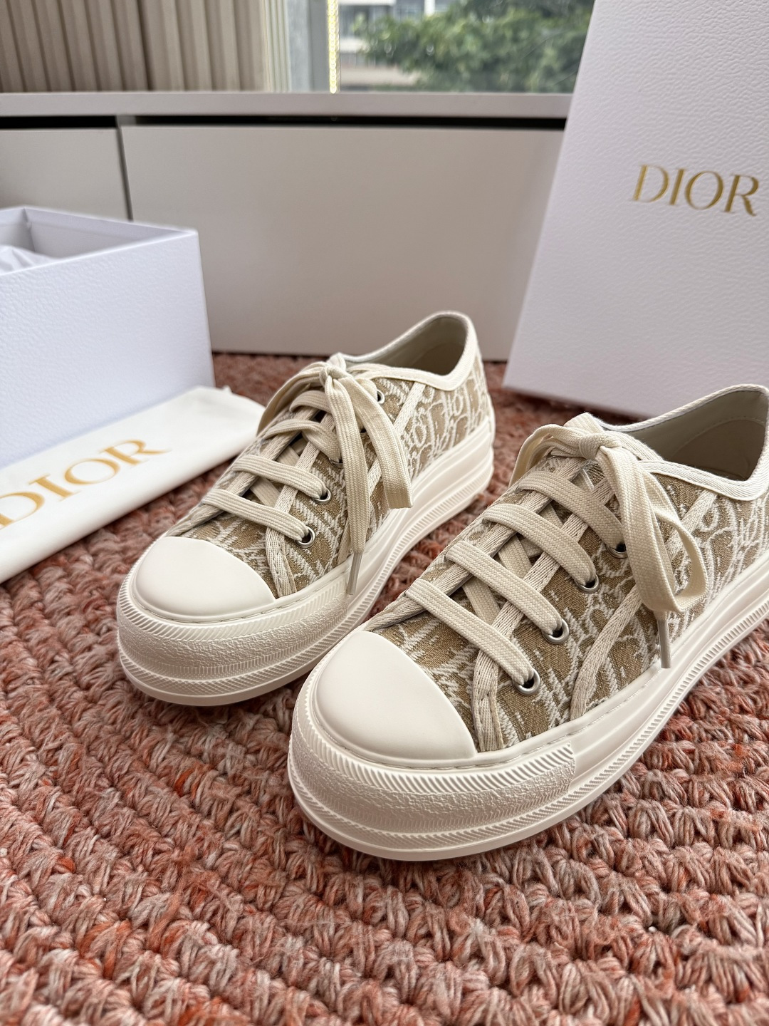 🌾厚底 代购级G0133C'est Dior 迪奥 新色休闲运动鞋‘以牛皮革刺绣五角星设计轻盈透气。侧边